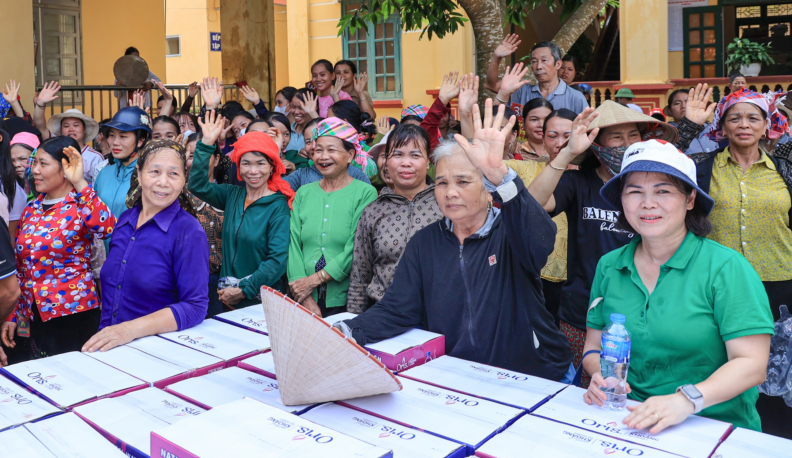 Vượt sình lầy, sạt lở, giúp đồng bào Yên Bái tái thiết trường sau bão lũ- Ảnh 21. Vượt sình lầy, sạt lở, giúp đồng bào Yên Bái tái thiết trường sau bão lũ- Ảnh 21.