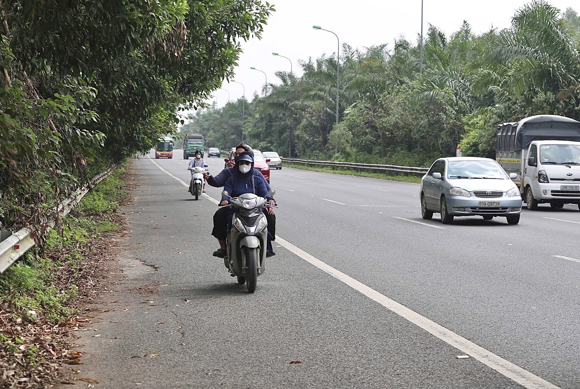 Người d&acirc;n vẫn phải d&ugrave;ng xe b&ograve; vượt qua v&ugrave;ng ngập s&acirc;u tr&ecirc;n đại lộ Thăng Long- Ảnh 10.