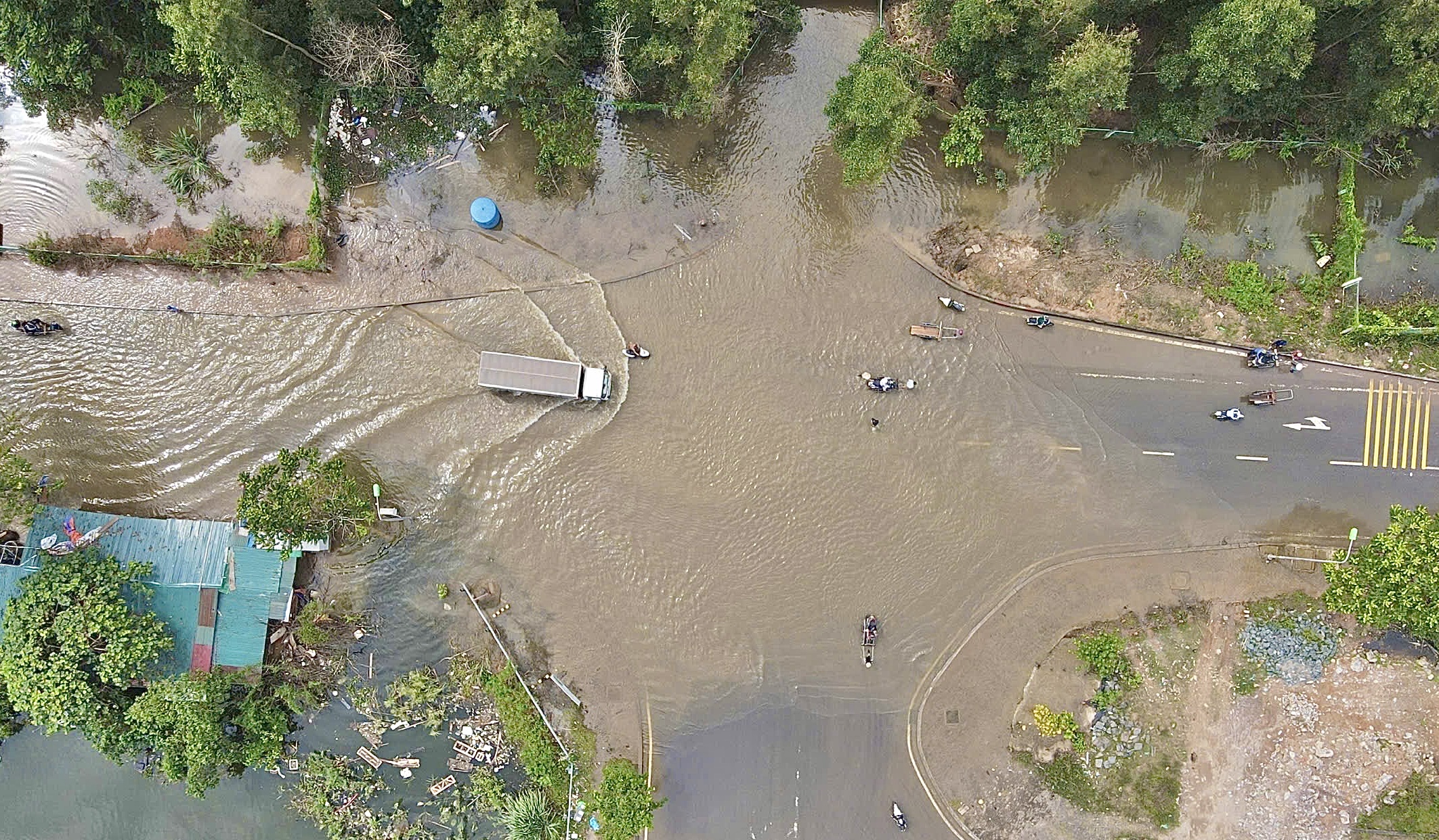 Người d&acirc;n vẫn phải d&ugrave;ng xe b&ograve; vượt qua v&ugrave;ng ngập s&acirc;u tr&ecirc;n đại lộ Thăng Long- Ảnh 2.