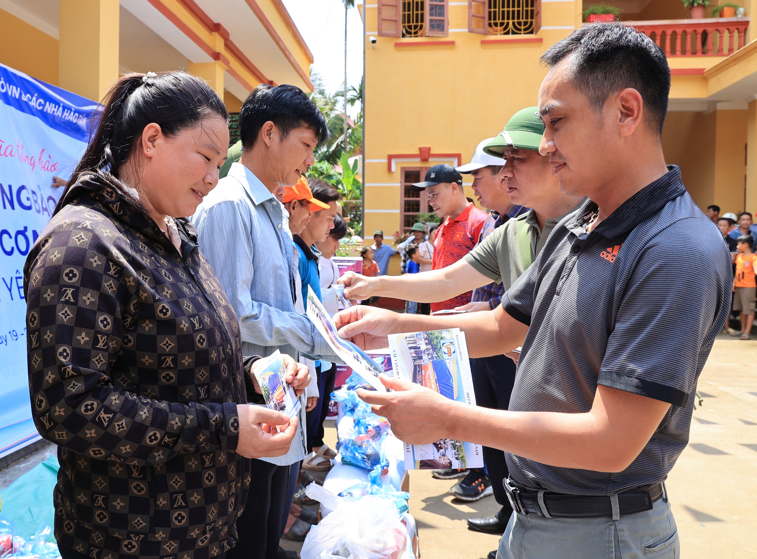 Vượt sình lầy, sạt lở, giúp đồng bào Yên Bái tái thiết trường sau bão lũ- Ảnh 17. Vượt sình lầy, sạt lở, giúp đồng bào Yên Bái tái thiết trường sau bão lũ- Ảnh 17.