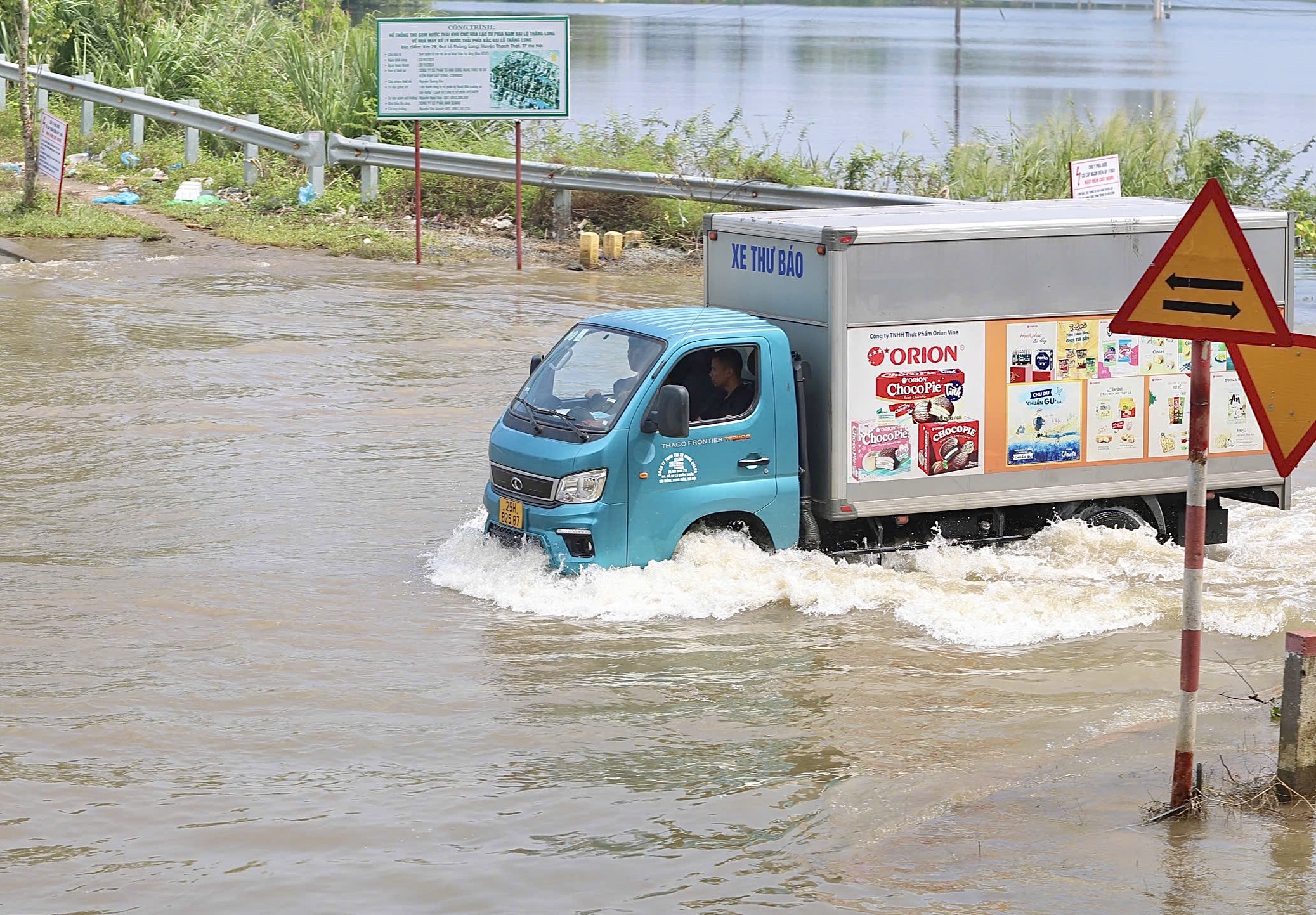 Người d&acirc;n vẫn phải d&ugrave;ng xe b&ograve; vượt qua v&ugrave;ng ngập s&acirc;u tr&ecirc;n đại lộ Thăng Long- Ảnh 9.