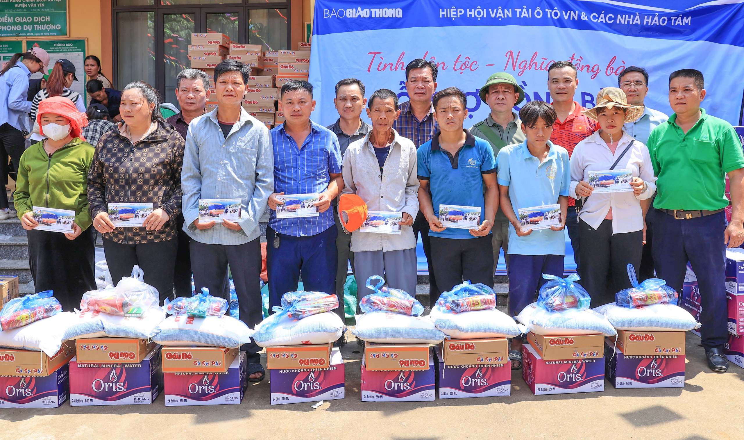 Vượt sình lầy, sạt lở, giúp đồng bào Yên Bái tái thiết trường sau bão lũ- Ảnh 4. Vượt sình lầy, sạt lở, giúp đồng bào Yên Bái tái thiết trường sau bão lũ- Ảnh 4.