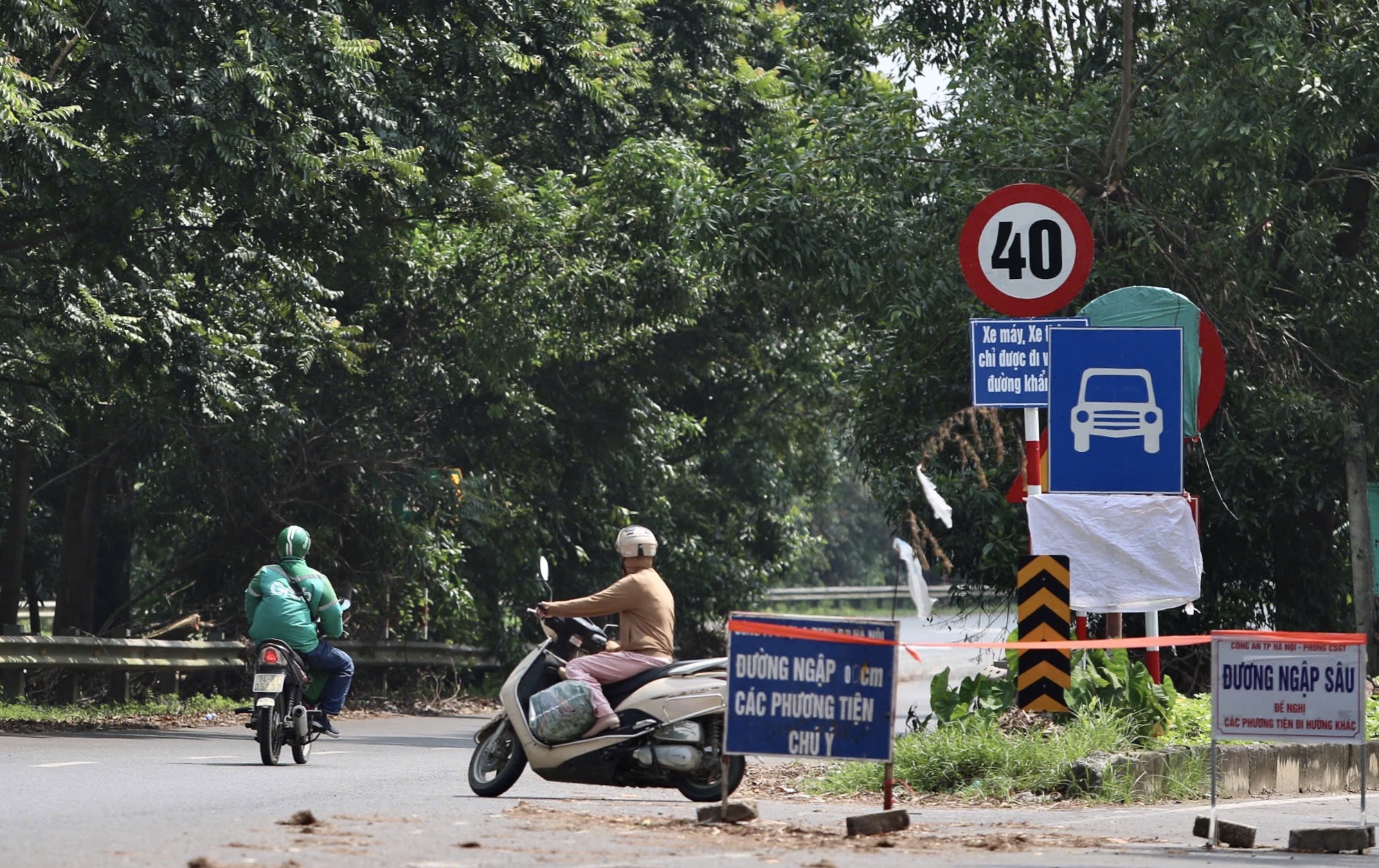 Người d&acirc;n vẫn phải d&ugrave;ng xe b&ograve; vượt qua v&ugrave;ng ngập s&acirc;u tr&ecirc;n đại lộ Thăng Long- Ảnh 12.