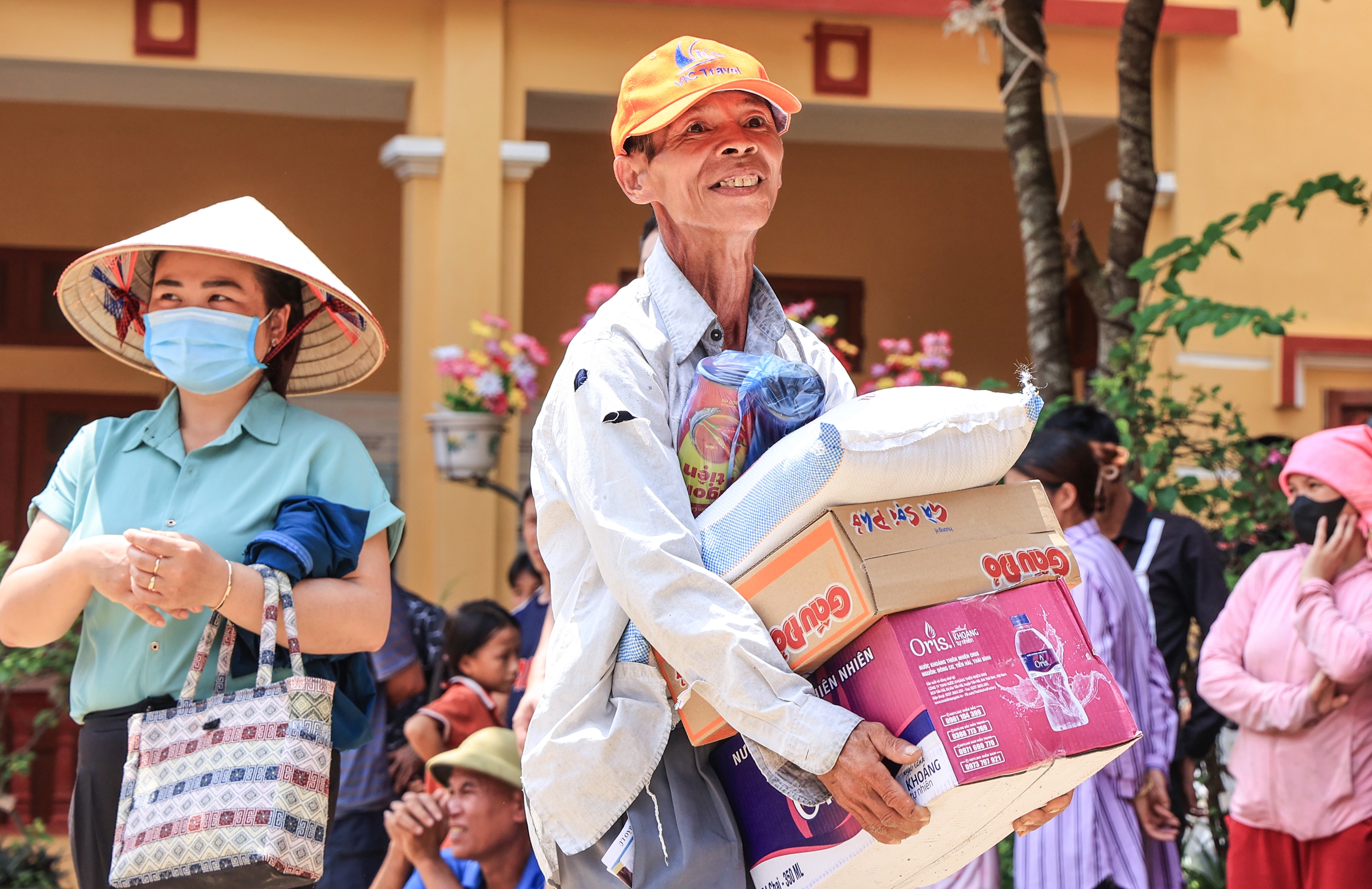 Vượt sình lầy, sạt lở, giúp đồng bào Yên Bái tái thiết trường sau bão lũ- Ảnh 20. Vượt sình lầy, sạt lở, giúp đồng bào Yên Bái tái thiết trường sau bão lũ- Ảnh 20.