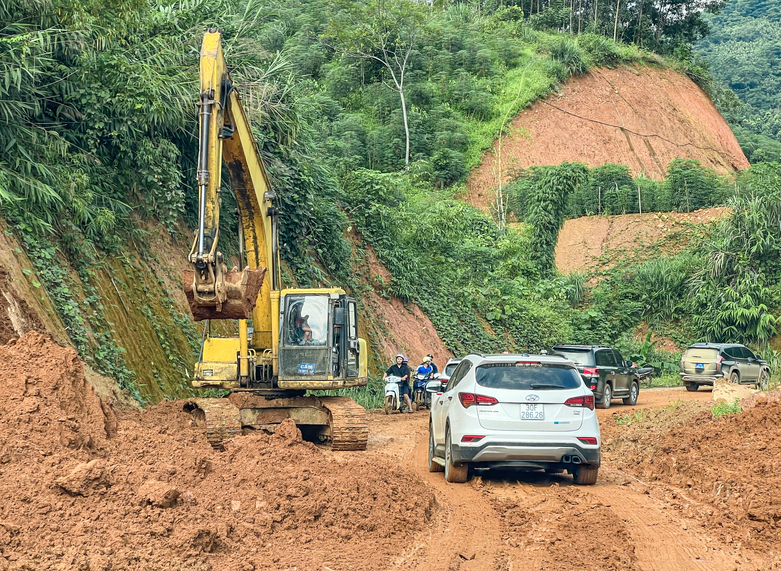 Vượt sình lầy, sạt lở, giúp đồng bào Yên Bái tái thiết trường sau bão lũ- Ảnh 5. Vượt sình lầy, sạt lở, giúp đồng bào Yên Bái tái thiết trường sau bão lũ- Ảnh 5.