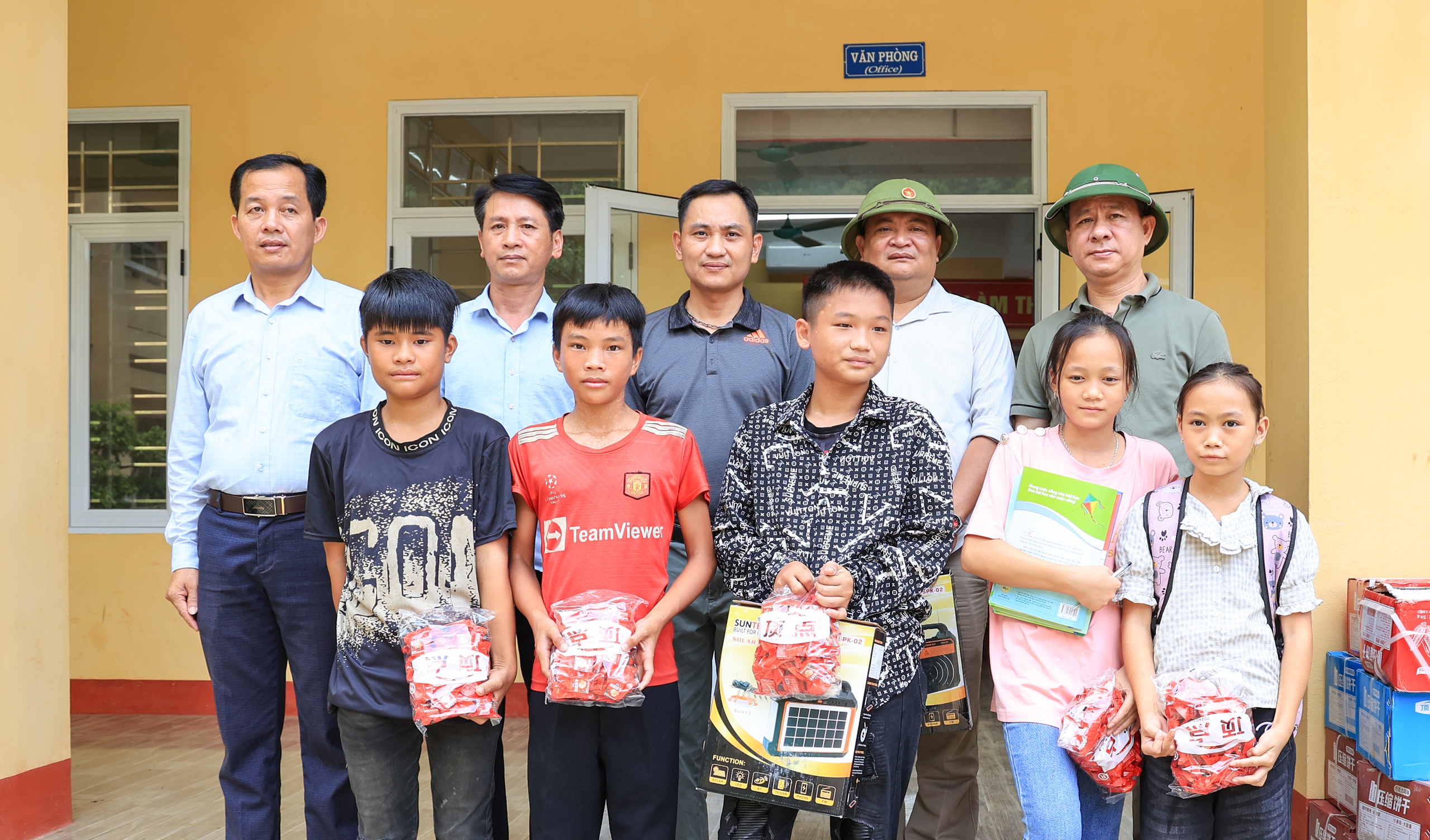 Vượt sình lầy, sạt lở, giúp đồng bào Yên Bái tái thiết trường sau bão lũ- Ảnh 15. Vượt sình lầy, sạt lở, giúp đồng bào Yên Bái tái thiết trường sau bão lũ- Ảnh 15.