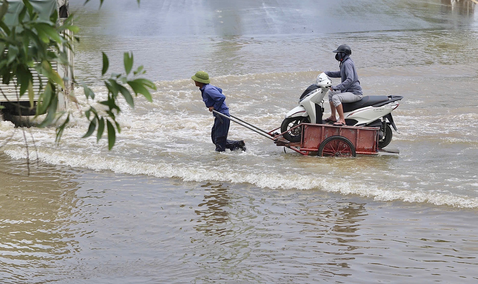 Người d&acirc;n vẫn phải d&ugrave;ng xe b&ograve; vượt qua v&ugrave;ng ngập s&acirc;u tr&ecirc;n đại lộ Thăng Long- Ảnh 8.