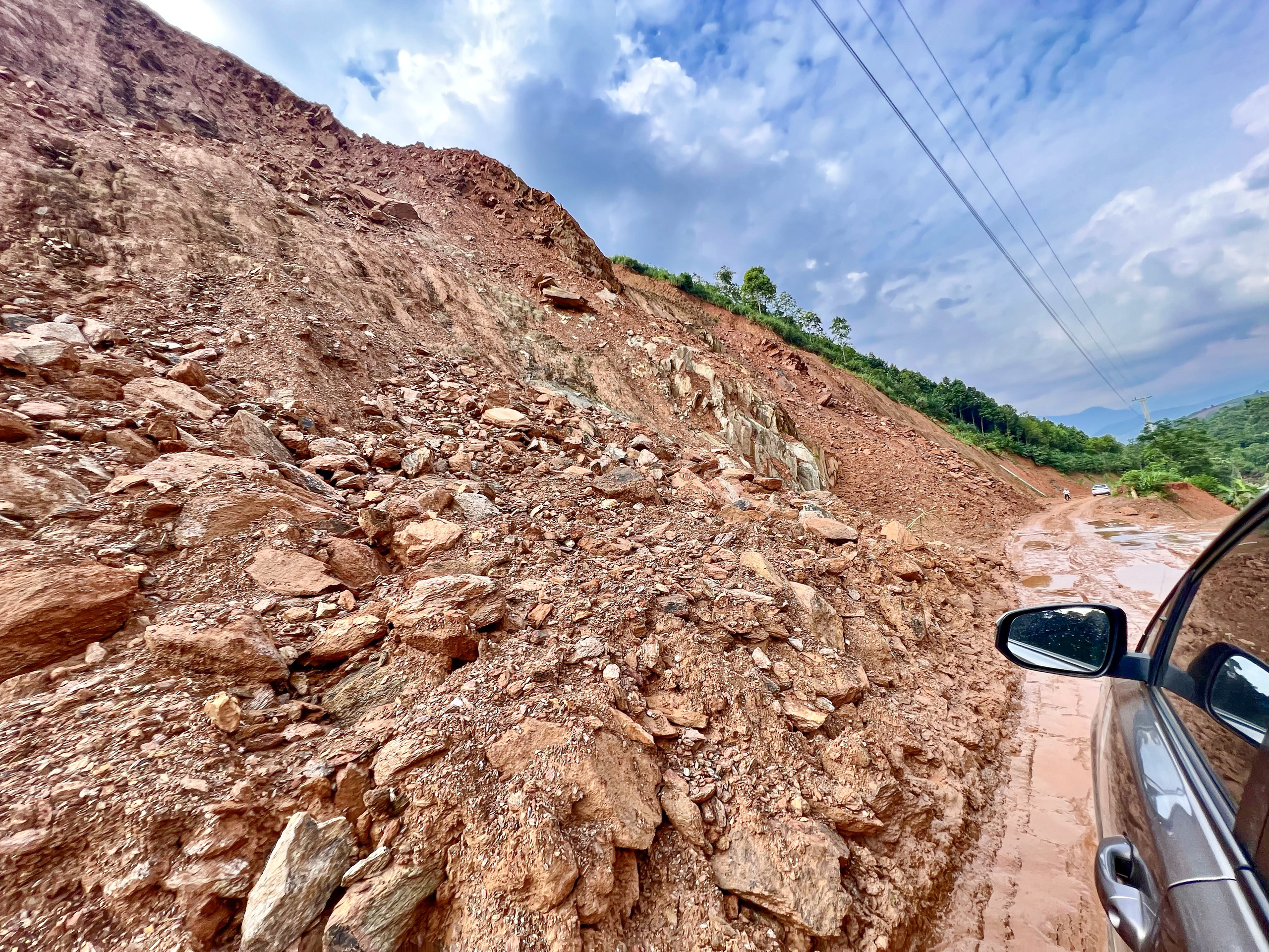 Vượt sình lầy, sạt lở, giúp đồng bào Yên Bái tái thiết trường sau bão lũ- Ảnh 6. Vượt sình lầy, sạt lở, giúp đồng bào Yên Bái tái thiết trường sau bão lũ- Ảnh 6.