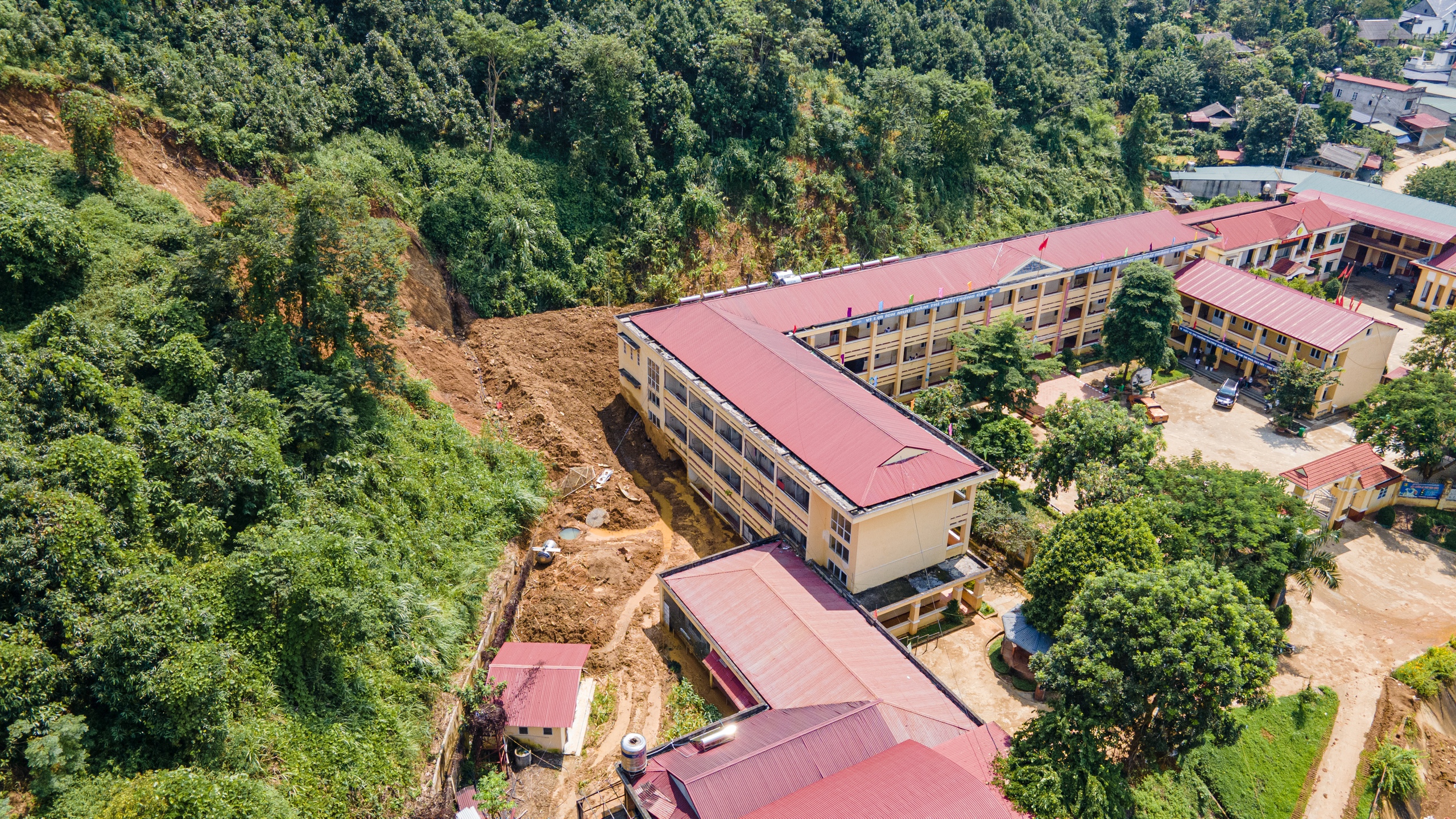 Vượt sình lầy, sạt lở, giúp đồng bào Yên Bái tái thiết trường sau bão lũ- Ảnh 13. Vượt sình lầy, sạt lở, giúp đồng bào Yên Bái tái thiết trường sau bão lũ- Ảnh 13.