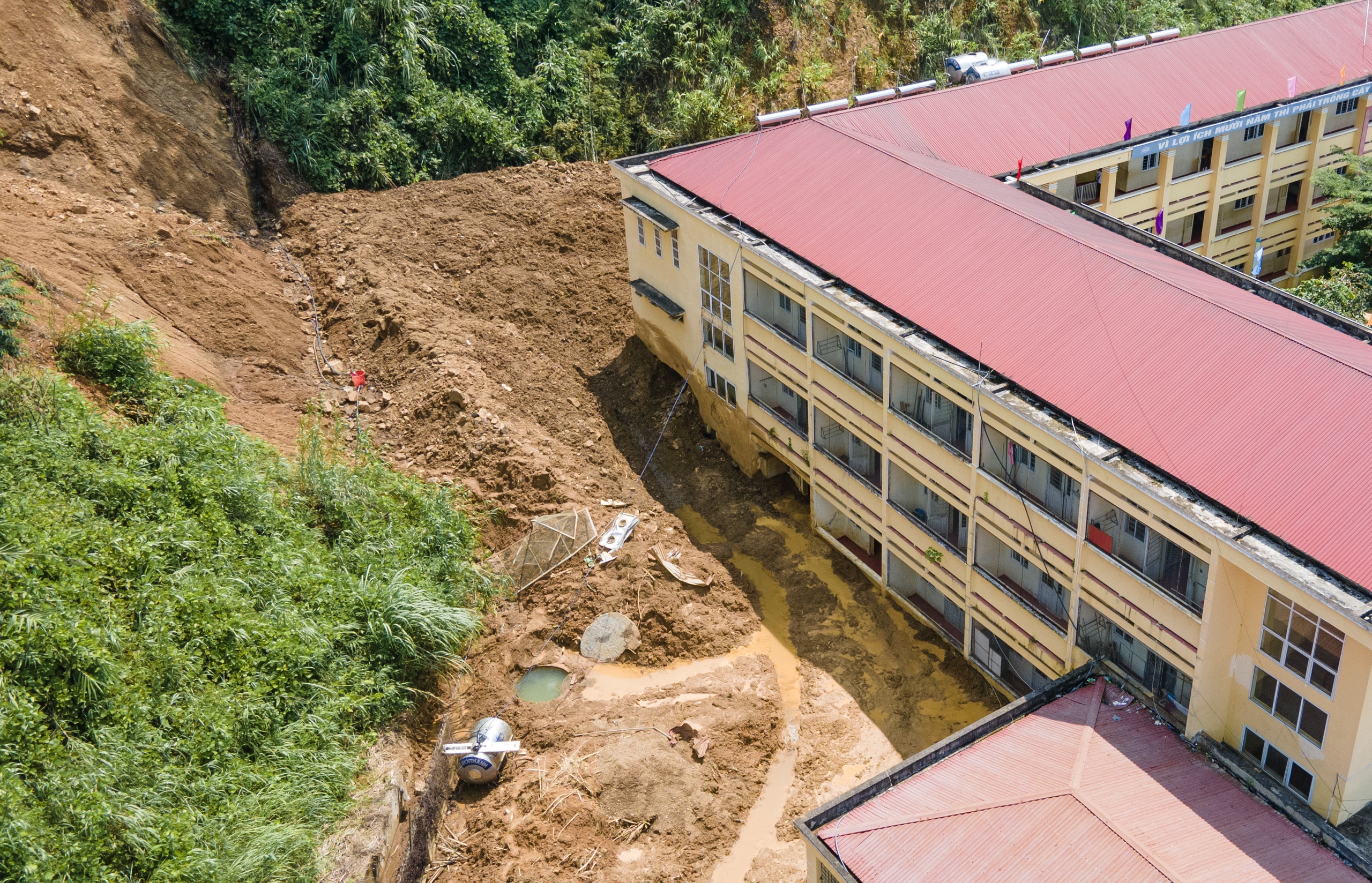 Vượt sình lầy, sạt lở, giúp đồng bào Yên Bái tái thiết trường sau bão lũ- Ảnh 14. Vượt sình lầy, sạt lở, giúp đồng bào Yên Bái tái thiết trường sau bão lũ- Ảnh 14.