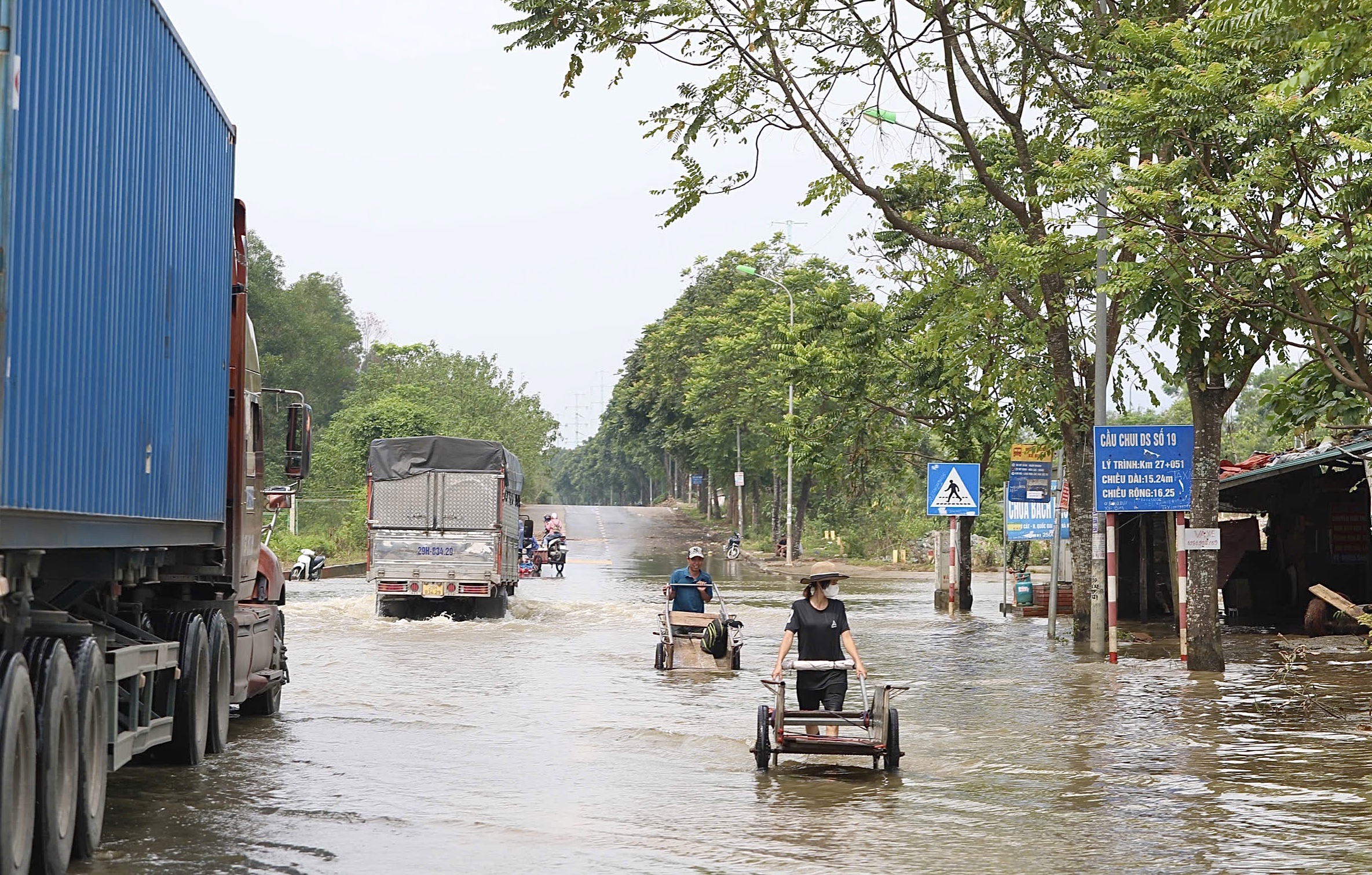 Người d&acirc;n vẫn phải d&ugrave;ng xe b&ograve; vượt qua v&ugrave;ng ngập s&acirc;u tr&ecirc;n đại lộ Thăng Long- Ảnh 7.