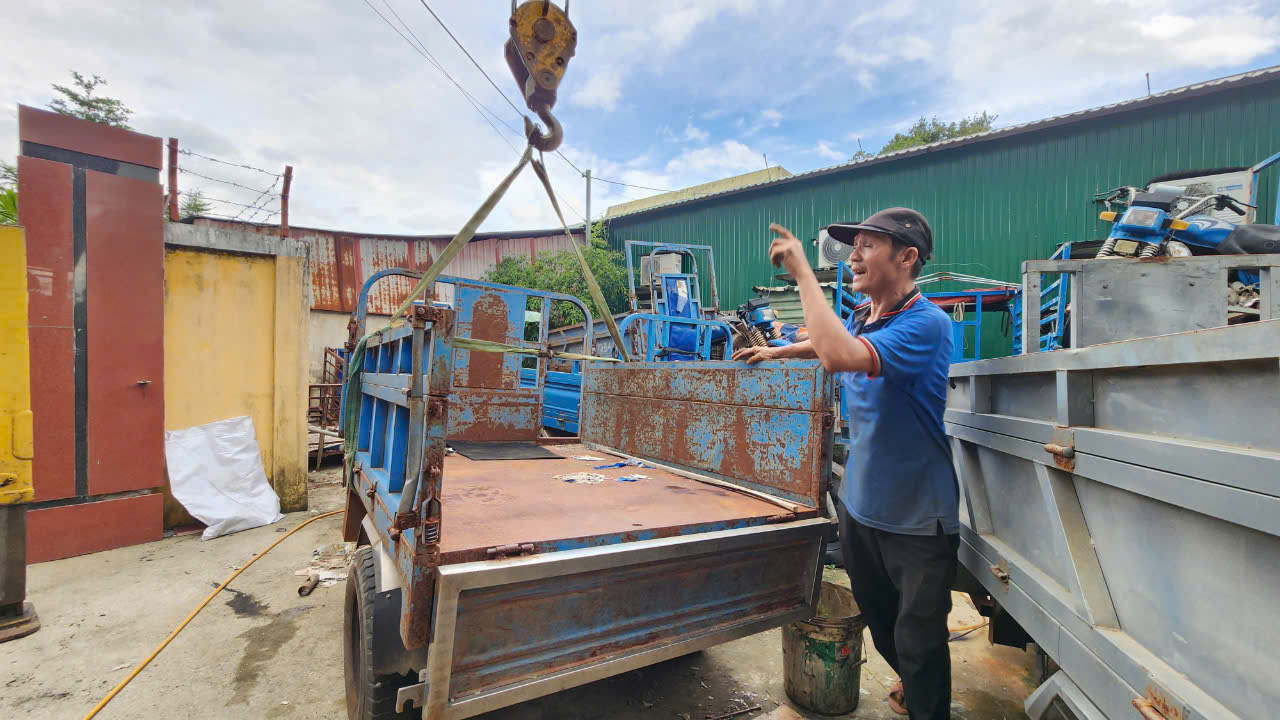 Quảng Ng&atilde;i: Lực lượng chức năng ti&ecirc;u hủy h&agrave;ng chục xe "5 kh&ocirc;ng"- Ảnh 3.