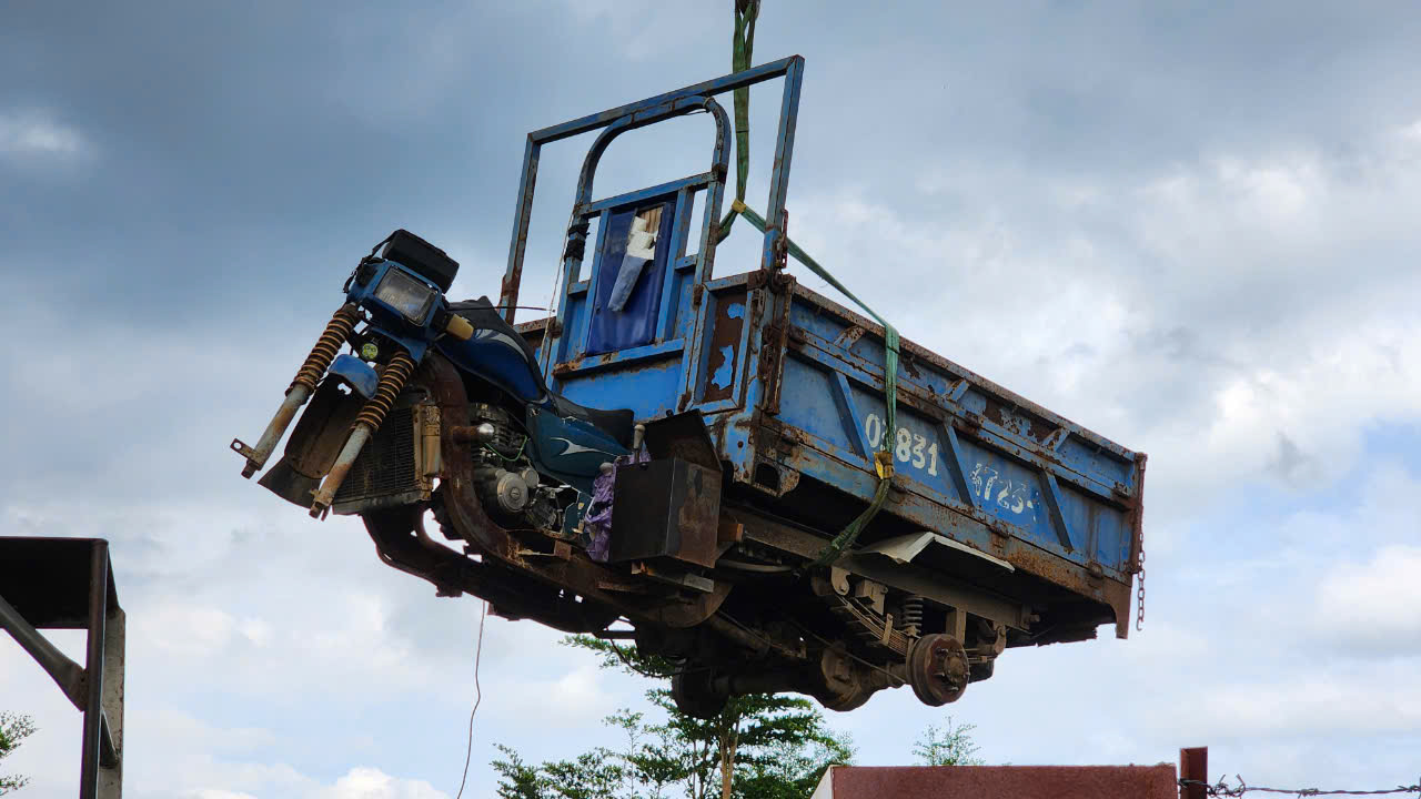 Quảng Ng&atilde;i: Lực lượng chức năng ti&ecirc;u hủy h&agrave;ng chục xe "5 kh&ocirc;ng"- Ảnh 4.