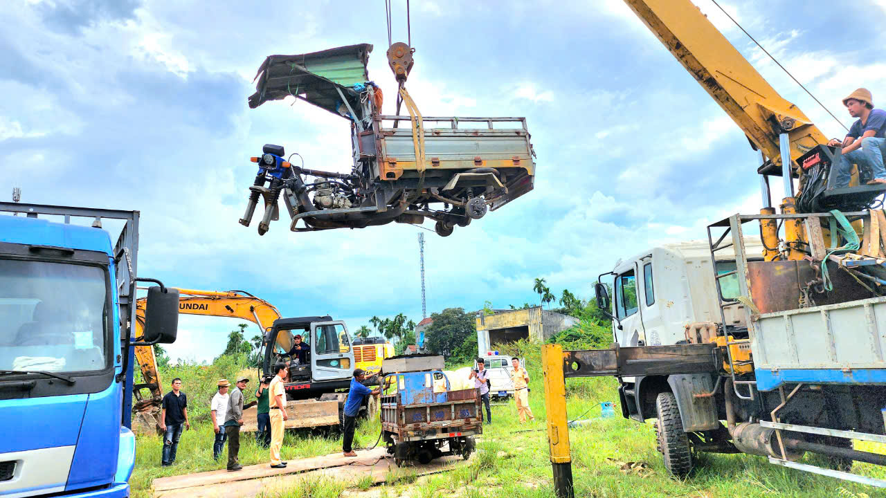 Quảng Ng&atilde;i: Lực lượng chức năng ti&ecirc;u hủy h&agrave;ng chục xe "5 kh&ocirc;ng"- Ảnh 5.