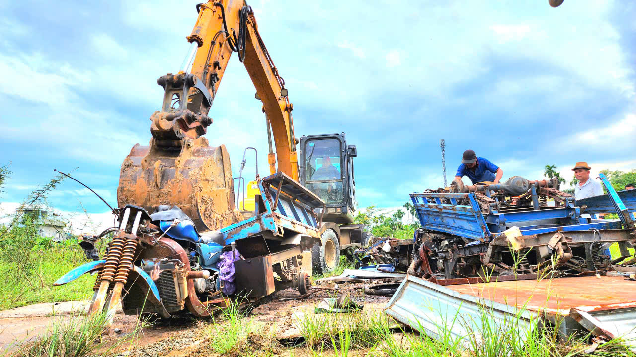 Quảng Ng&atilde;i: Lực lượng chức năng ti&ecirc;u hủy h&agrave;ng chục xe "5 kh&ocirc;ng"- Ảnh 8.