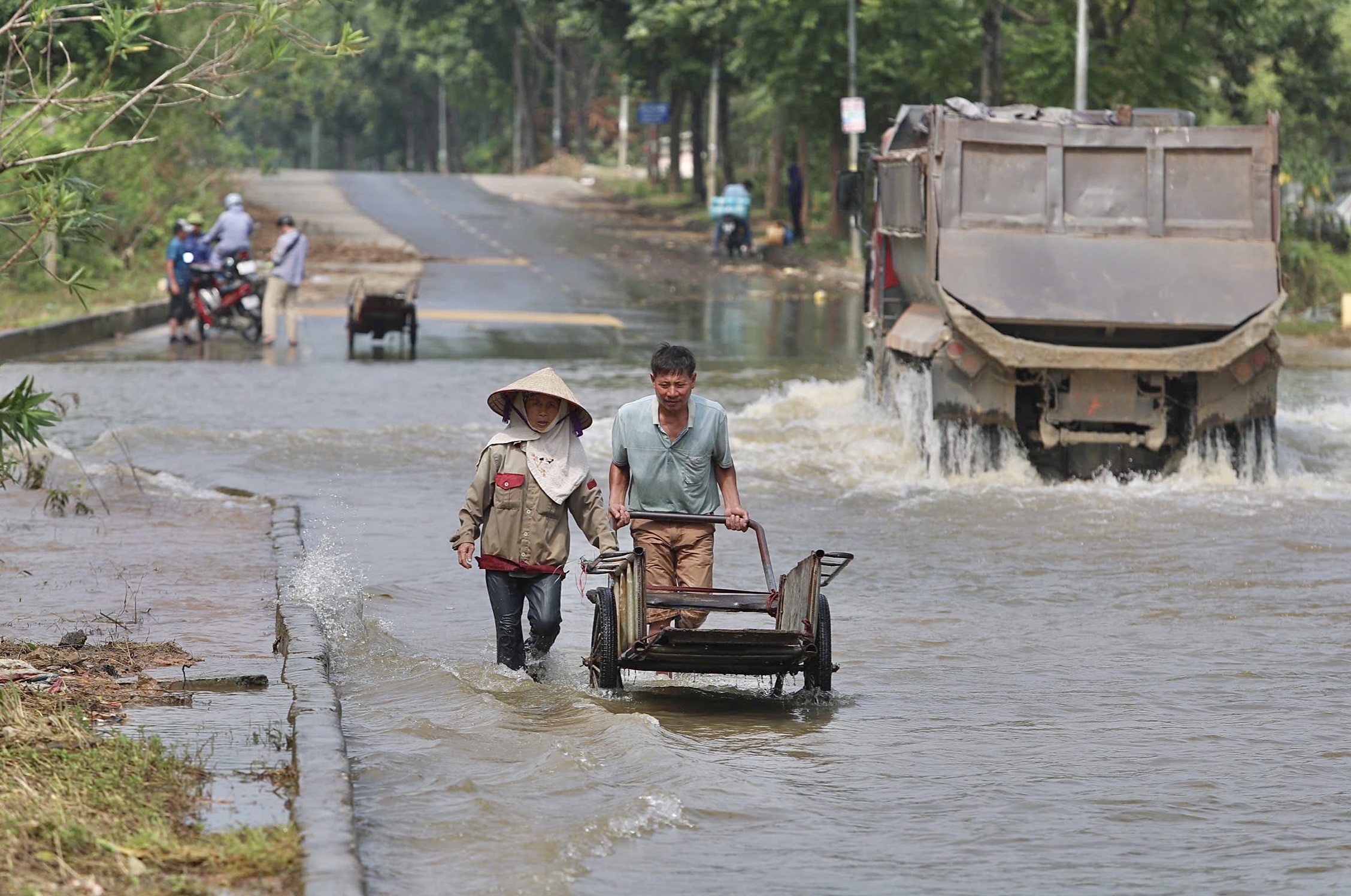 Người d&acirc;n vẫn phải d&ugrave;ng xe b&ograve; vượt qua v&ugrave;ng ngập s&acirc;u tr&ecirc;n đại lộ Thăng Long- Ảnh 4.