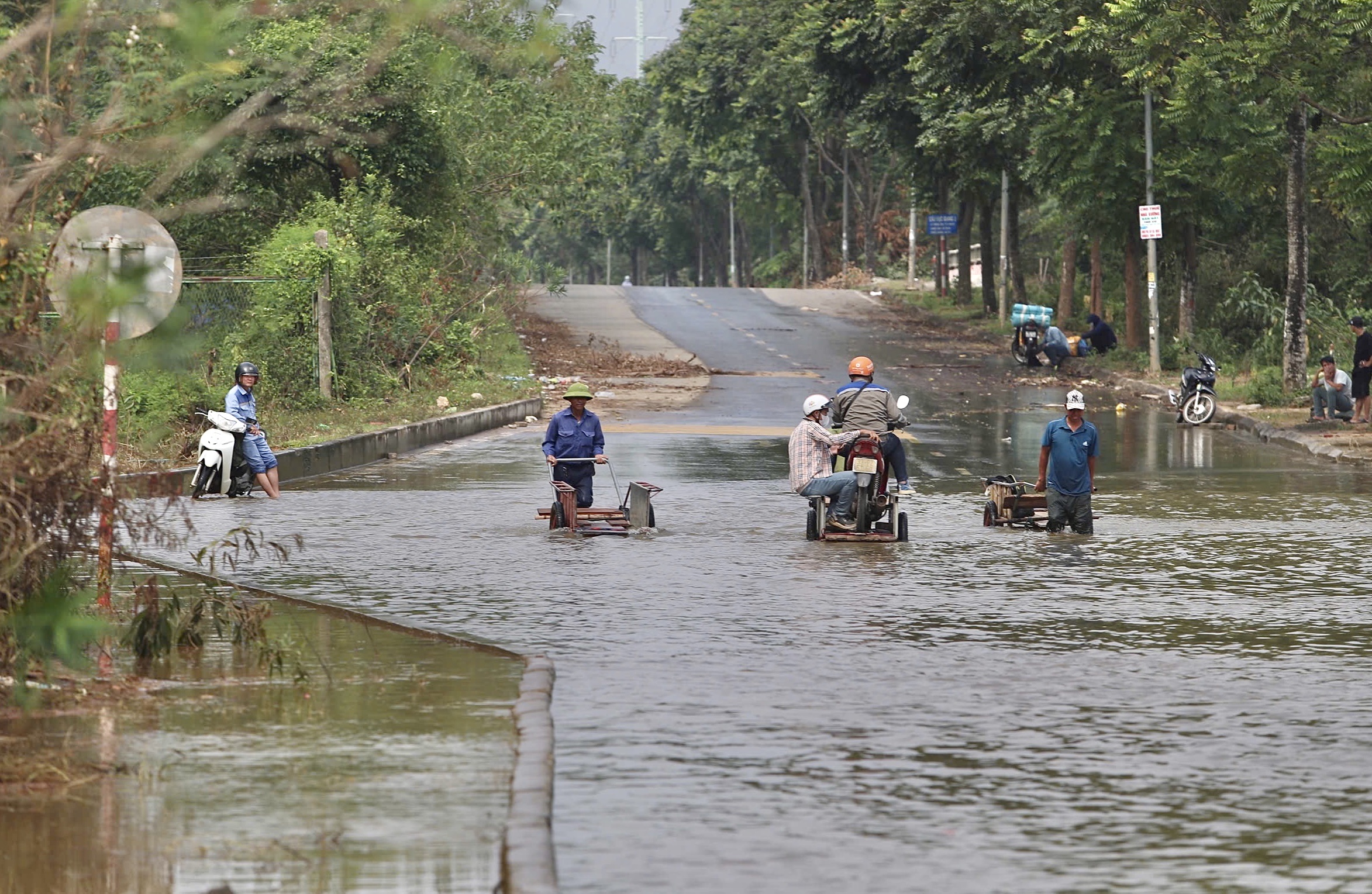 Người d&acirc;n vẫn phải d&ugrave;ng xe b&ograve; vượt qua v&ugrave;ng ngập s&acirc;u tr&ecirc;n đại lộ Thăng Long- Ảnh 5.