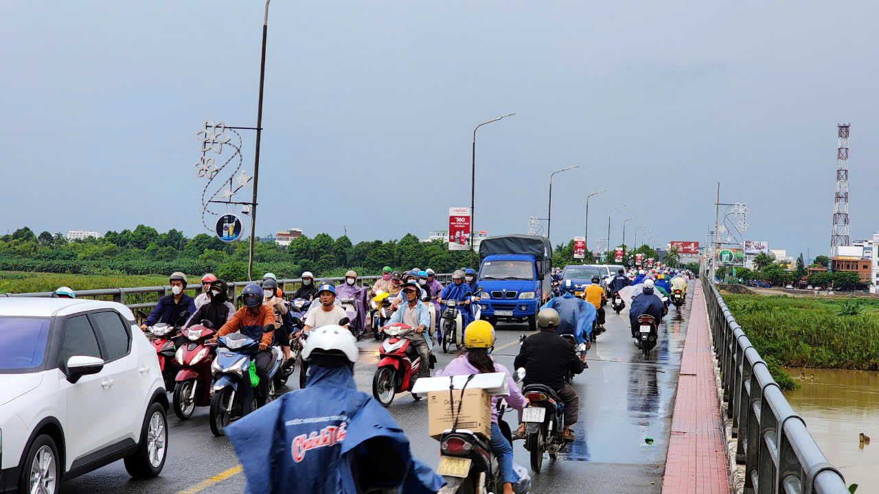 Cấm phương tiện lưu th&ocirc;ng qua cầu Tr&agrave; Kh&uacute;c 1 khi lũ ở mức b&aacute;o động 2- Ảnh 1.