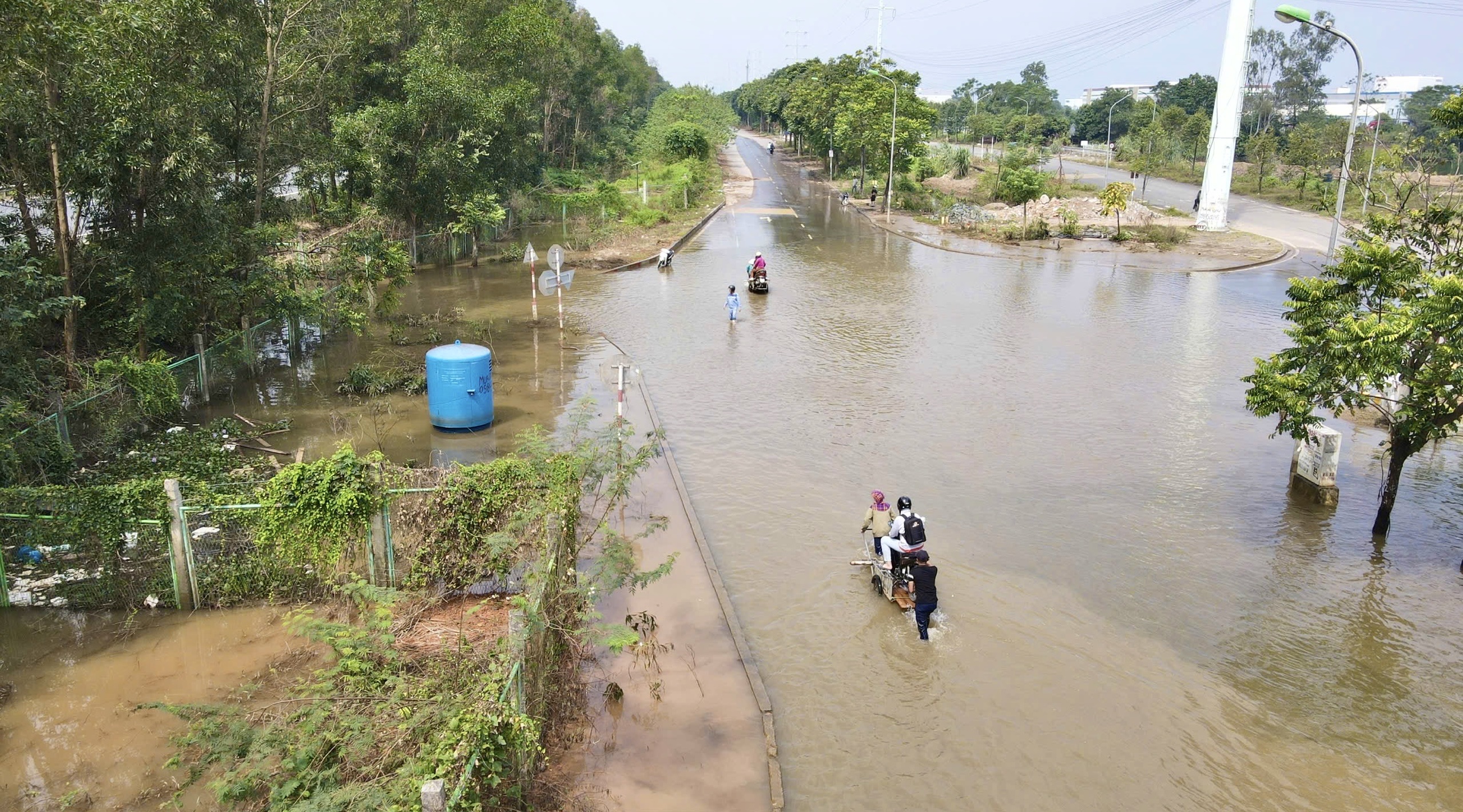 Người d&acirc;n vẫn phải d&ugrave;ng xe b&ograve; vượt qua v&ugrave;ng ngập s&acirc;u tr&ecirc;n đại lộ Thăng Long- Ảnh 3.