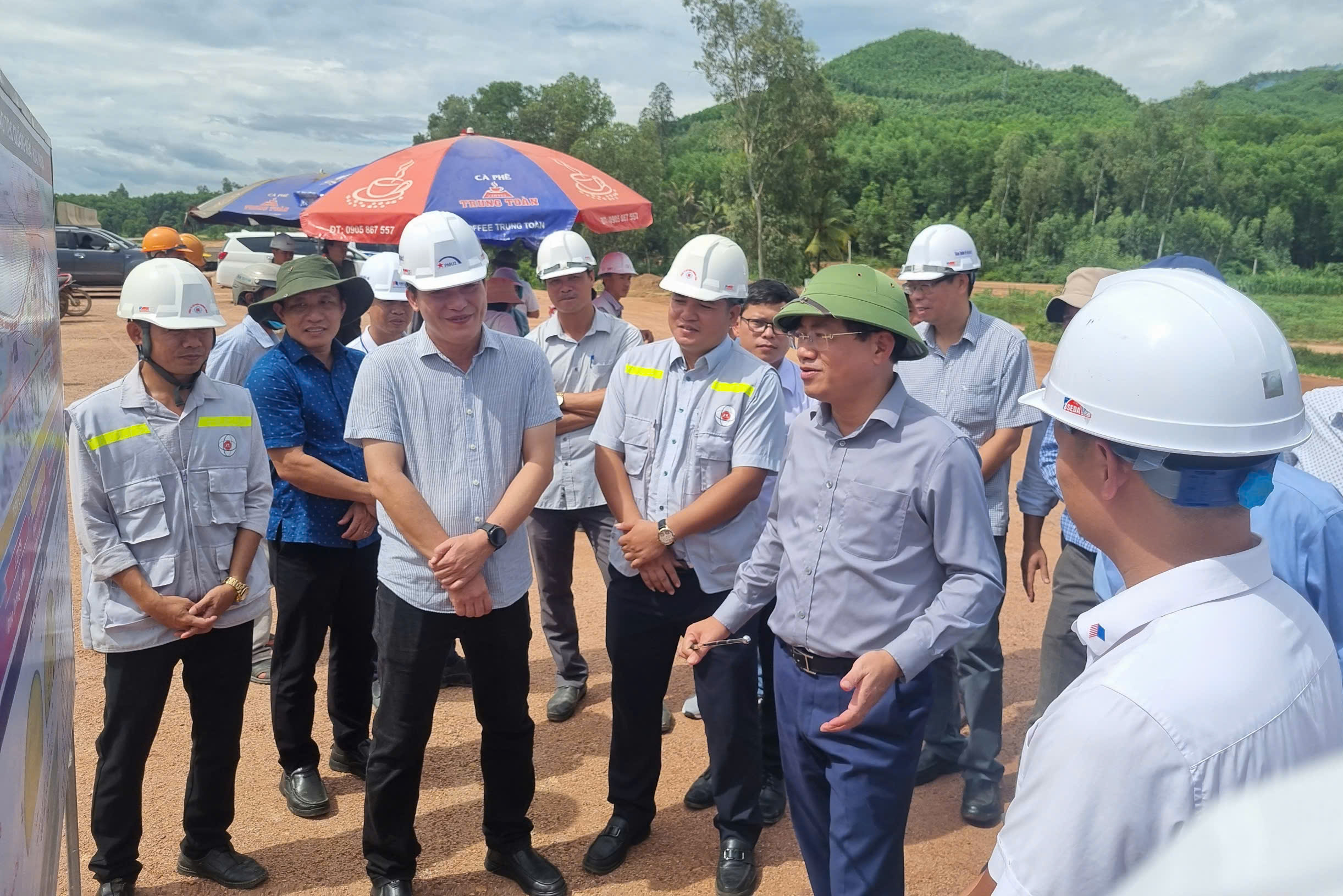 B&igrave;nh Định th&aacute;o gỡ vướng mắc, đẩy nhanh tiến độ c&aacute;c dự &aacute;n cao tốc- Ảnh 1.