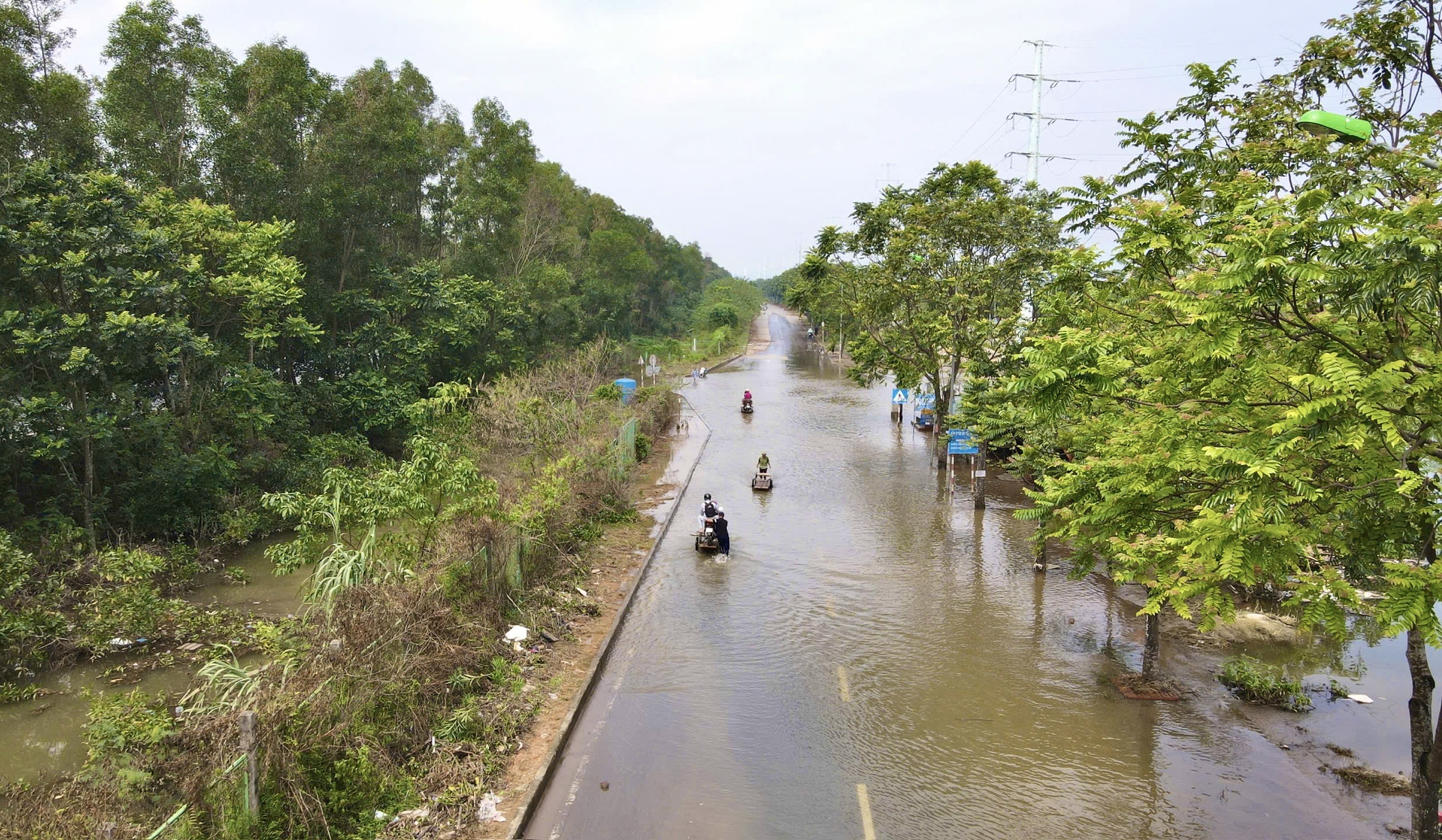 Người d&acirc;n vẫn phải d&ugrave;ng xe b&ograve; vượt qua v&ugrave;ng ngập s&acirc;u tr&ecirc;n đại lộ Thăng Long- Ảnh 1.