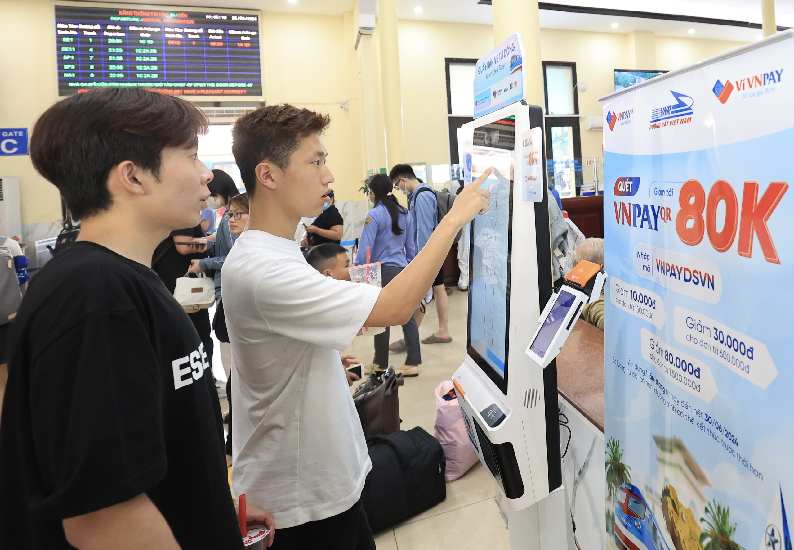 Mở b&aacute;n v&eacute; t&agrave;u Tết 2025 qua mạng từ 5/10- Ảnh 1.