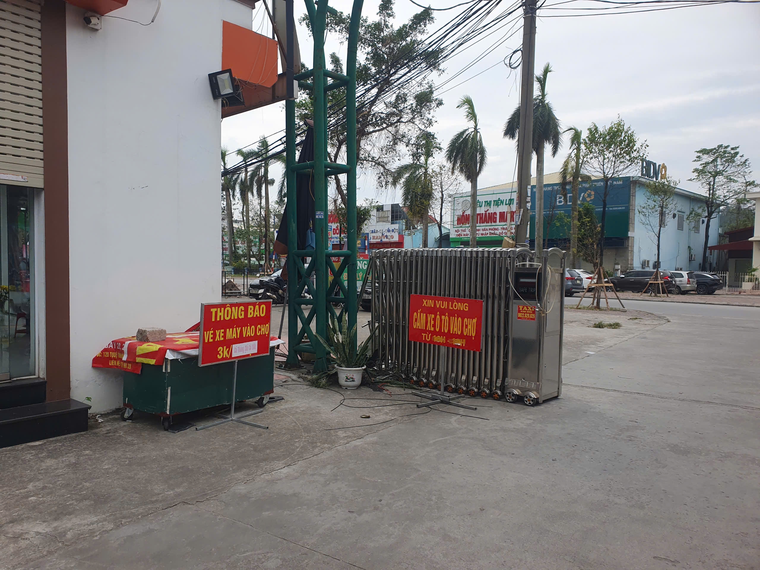 Hải Dương: Lạ l&ugrave;ng nh&agrave; trong chợ vẫn bị thu tiền v&eacute; xe đi v&agrave;o- Ảnh 2.