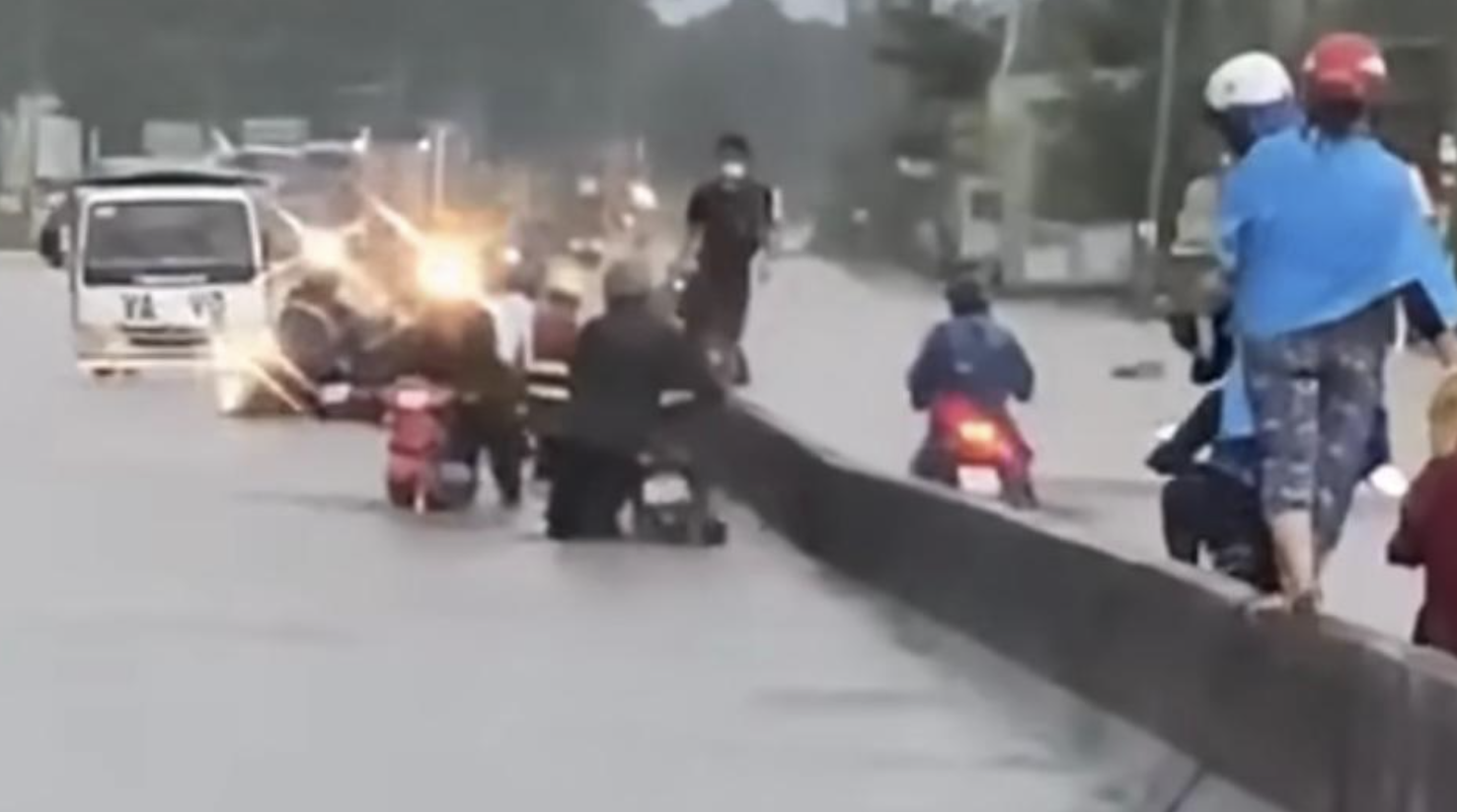 Đường v&agrave;o khu c&ocirc;ng nghiệp Long Đức xuống cấp, mưa ngập phải dặm v&aacute; li&ecirc;n tục- Ảnh 4.