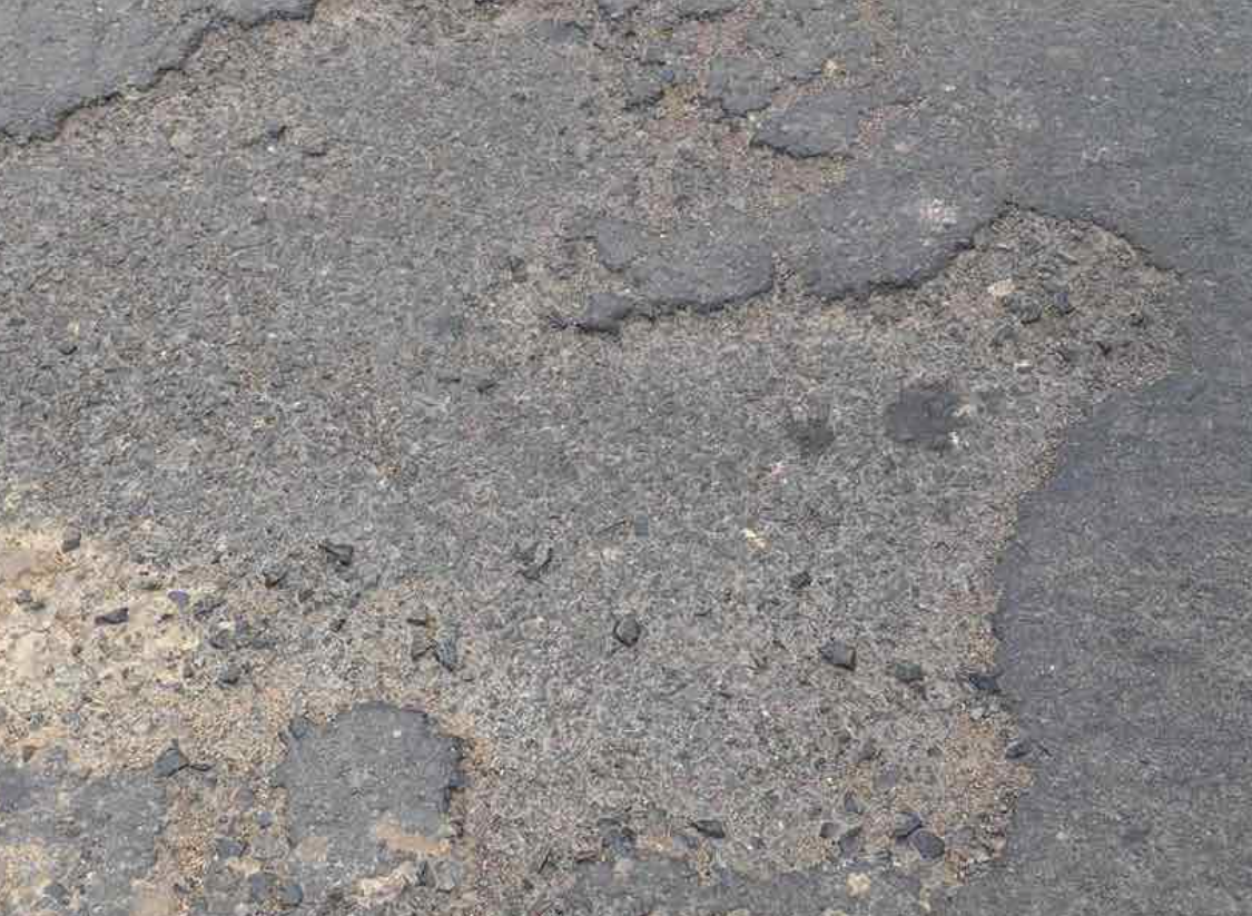 Đường v&agrave;o khu c&ocirc;ng nghiệp Long Đức xuống cấp, mưa ngập phải dặm v&aacute; li&ecirc;n tục- Ảnh 2.