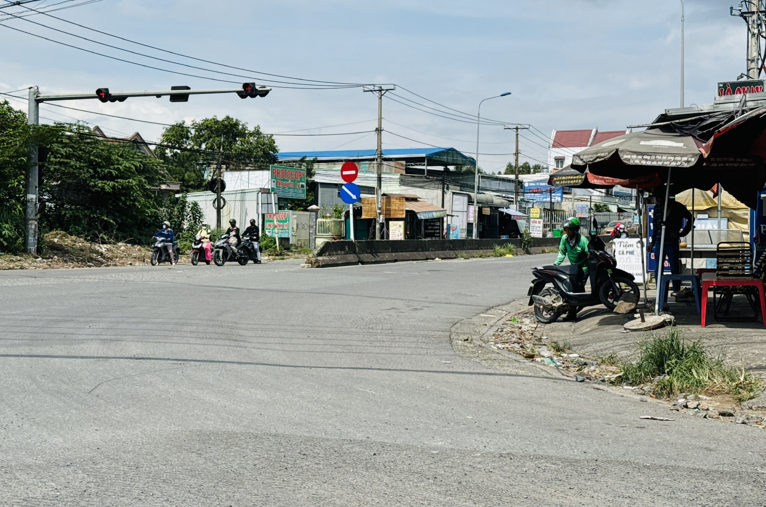 Đường v&agrave;o khu c&ocirc;ng nghiệp Long Đức xuống cấp, mưa ngập phải dặm v&aacute; li&ecirc;n tục- Ảnh 5.