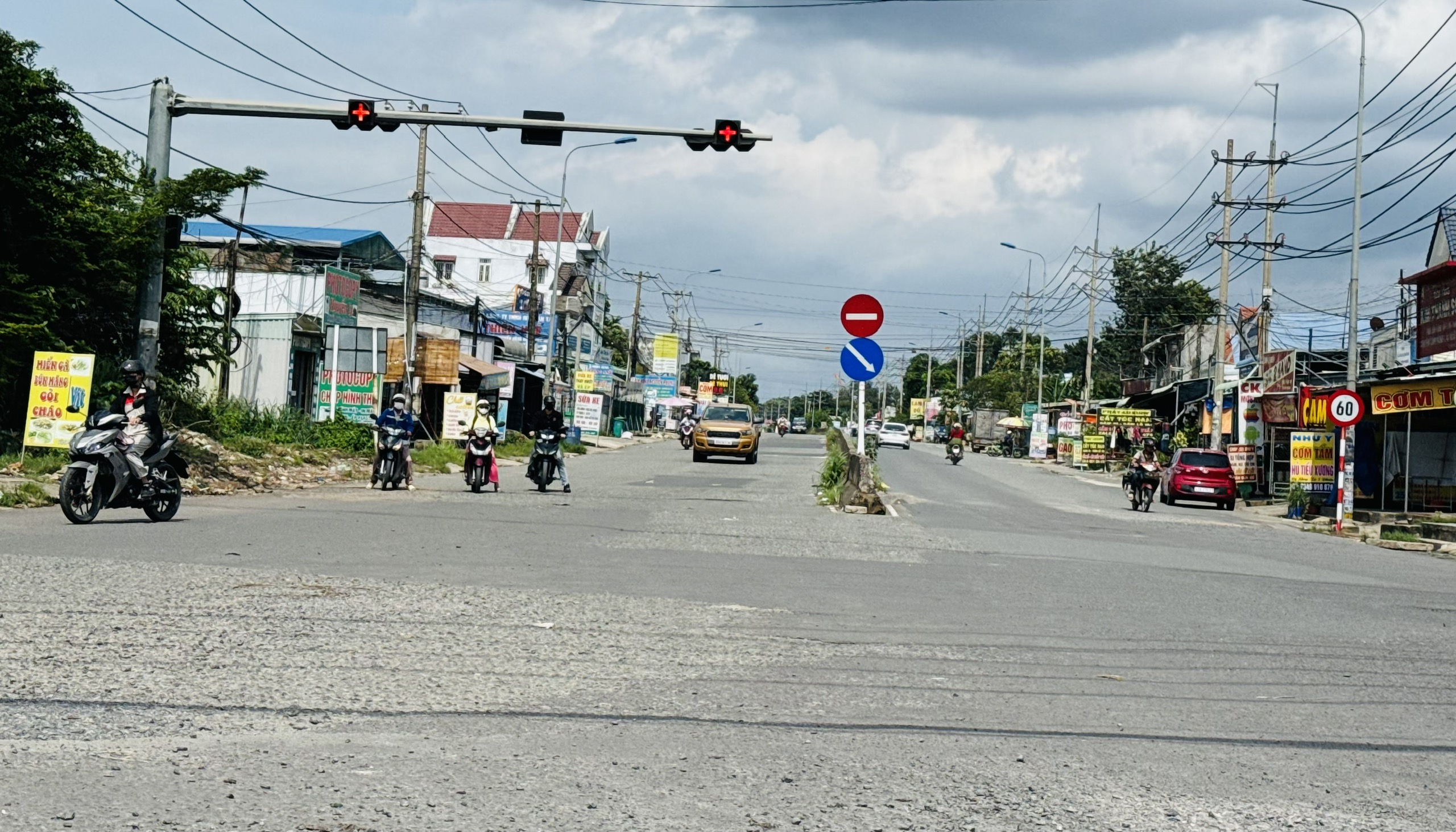 Đường v&agrave;o khu c&ocirc;ng nghiệp Long Đức xuống cấp, mưa ngập phải dặm v&aacute; li&ecirc;n tục- Ảnh 1.