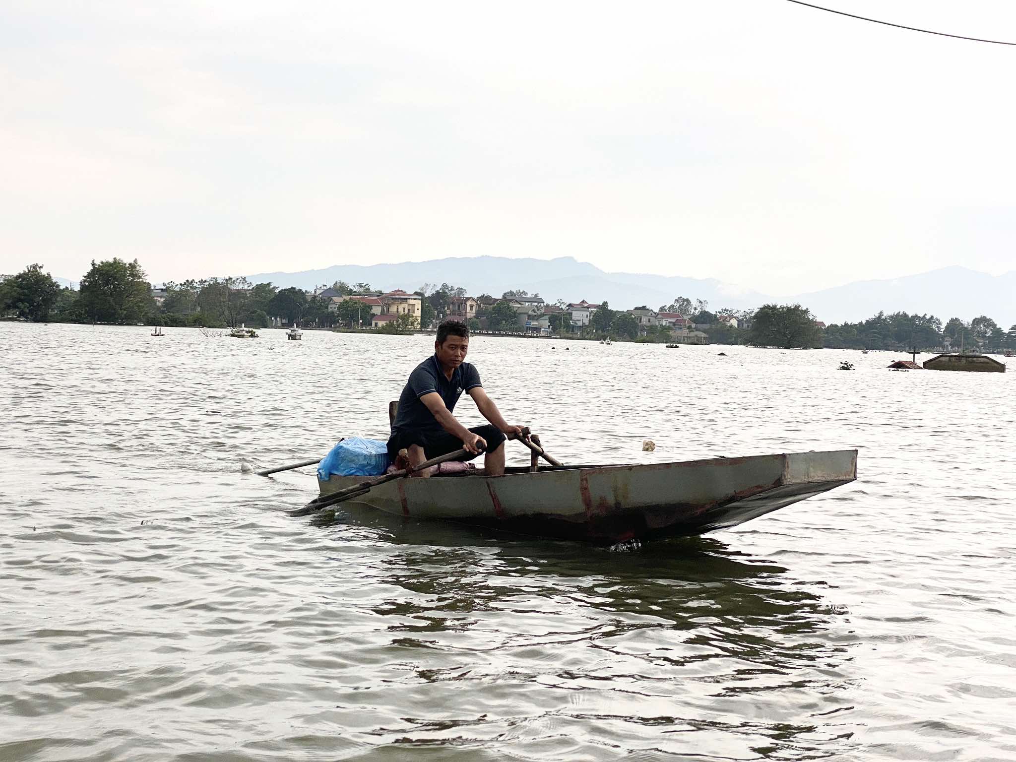 Giây phút vợ chồng đánh cá cứu 2 người trong ô tô bị nước cuốn trôi- Ảnh 1. Giây phút vợ chồng đánh cá cứu 2 người trong ô tô bị nước cuốn trôi- Ảnh 1.