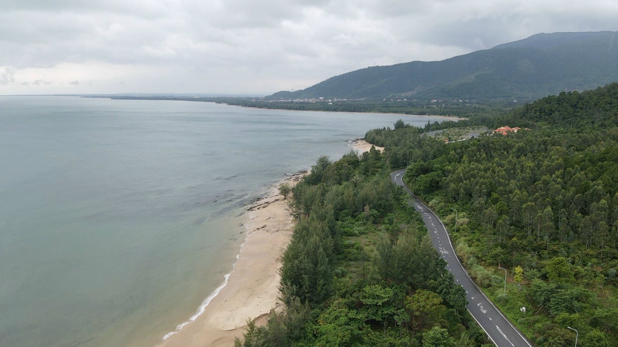 Phu nh&acirc;n Đại tướng V&otilde; Nguy&ecirc;n Gi&aacute;p được an t&aacute;ng tại vũng Ch&ugrave;a - Đảo Yến- Ảnh 1.