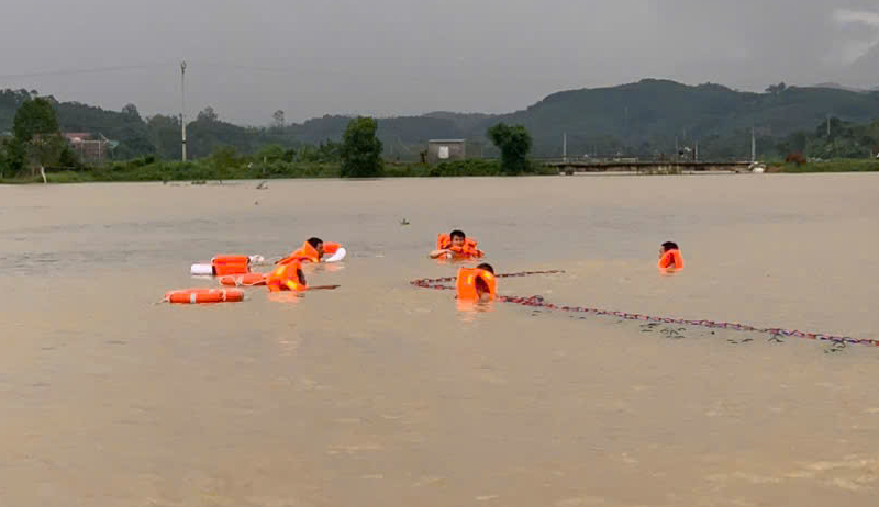 Băng qua đoạn đường ngập, nữ sinh bị nước cuốn tr&ocirc;i, tử vong- Ảnh 1.