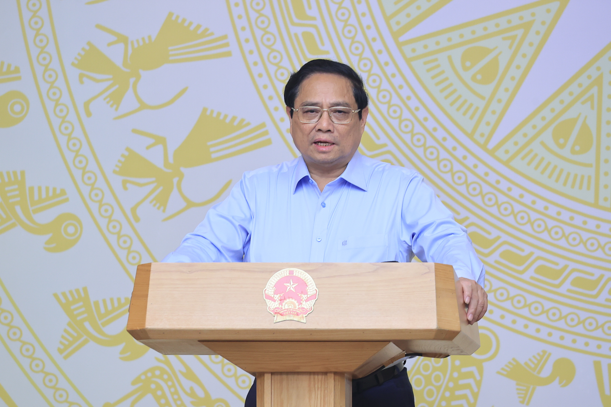 Thủ tướng mong c&aacute;c ng&acirc;n h&agrave;ng chia sẻ với doanh nghiệp, địa phương kh&oacute; khăn v&igrave; b&atilde;o lũ- Ảnh 1.