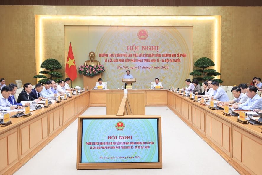 Thủ tướng mong c&aacute;c ng&acirc;n h&agrave;ng chia sẻ với doanh nghiệp, địa phương kh&oacute; khăn v&igrave; b&atilde;o lũ- Ảnh 3.