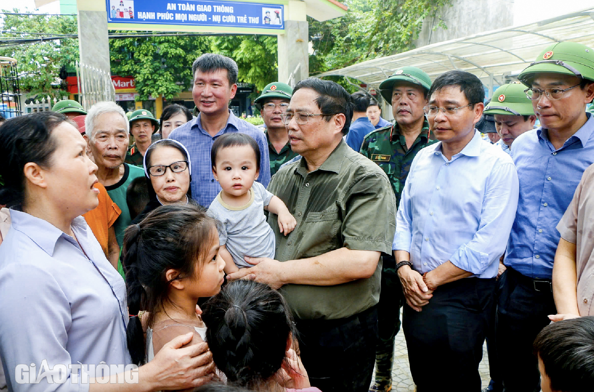 "Khẩn trương khắc phục hậu quả b&atilde;o lũ, nhanh ch&oacute;ng ổn định đời sống nh&acirc;n d&acirc;n"- Ảnh 1.