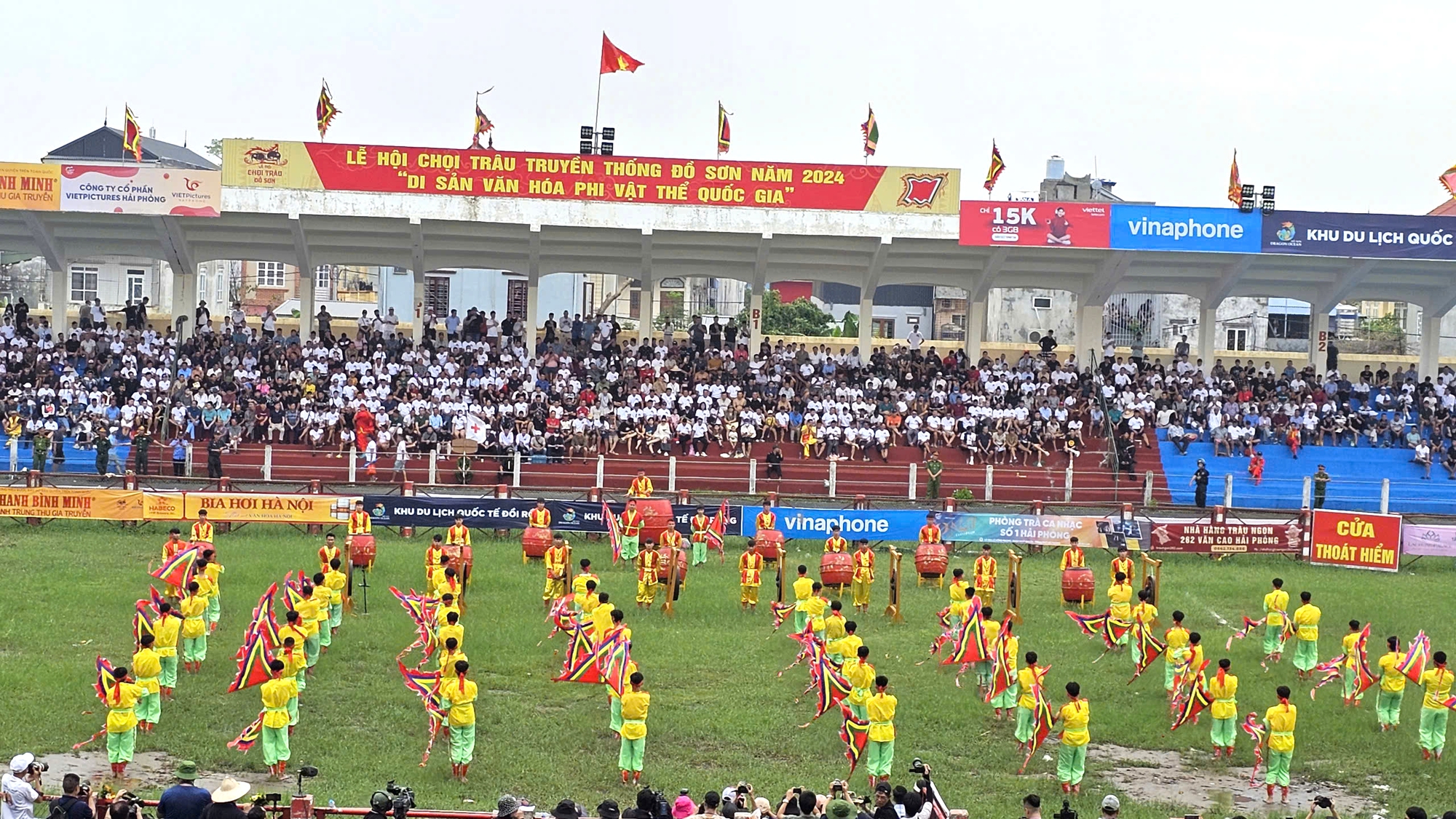 Chọi trâu Đồ Sơn 2024: Cò vé chào mời, bất ngờ ngay từ kháp đấu đầu- Ảnh 3. Chọi trâu Đồ Sơn 2024: Cò vé chào mời, bất ngờ ngay từ kháp đấu đầu- Ảnh 3.