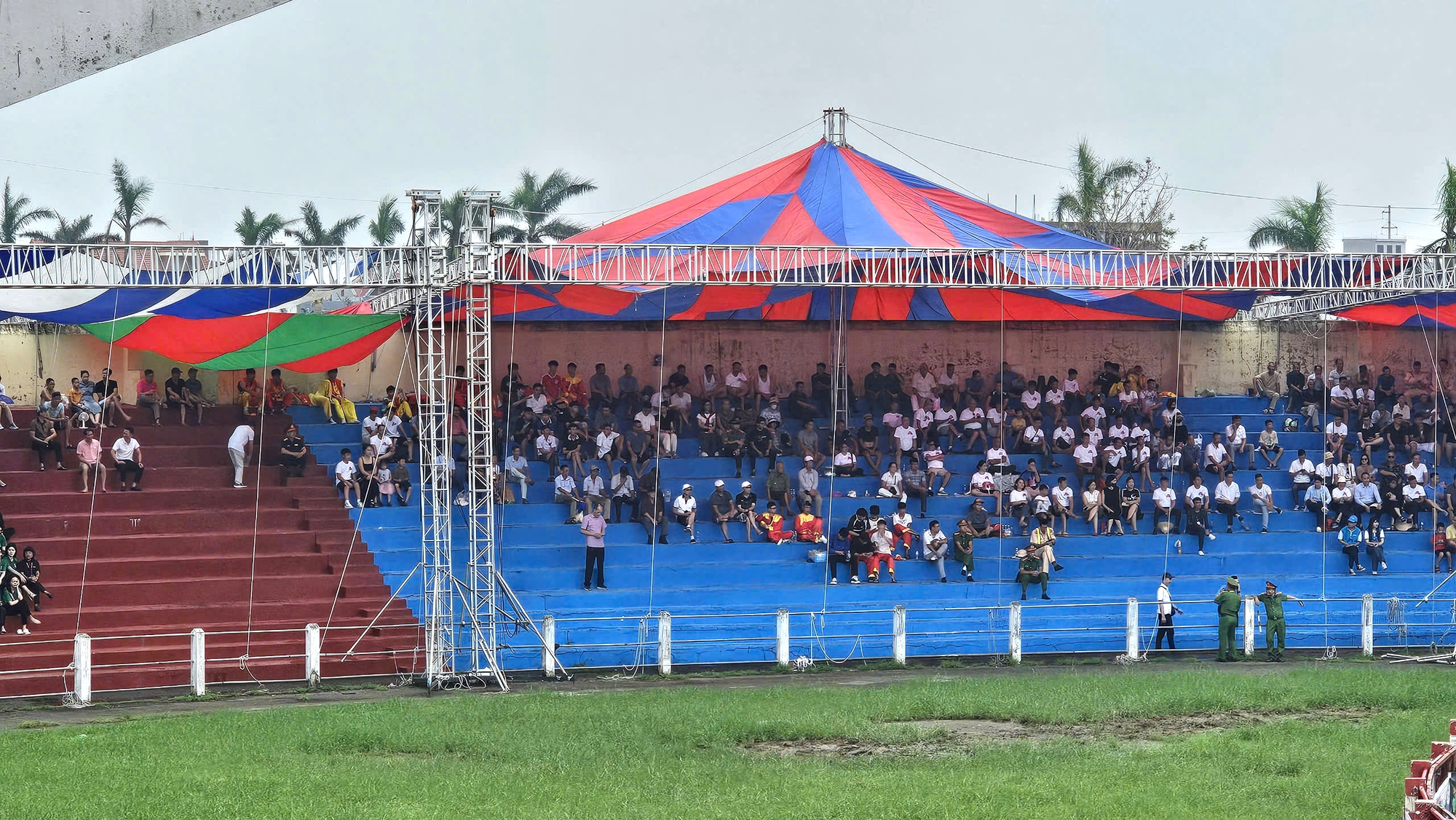 Chọi trâu Đồ Sơn 2024: Cò vé chào mời, bất ngờ ngay từ kháp đấu đầu- Ảnh 9. Chọi trâu Đồ Sơn 2024: Cò vé chào mời, bất ngờ ngay từ kháp đấu đầu- Ảnh 9.