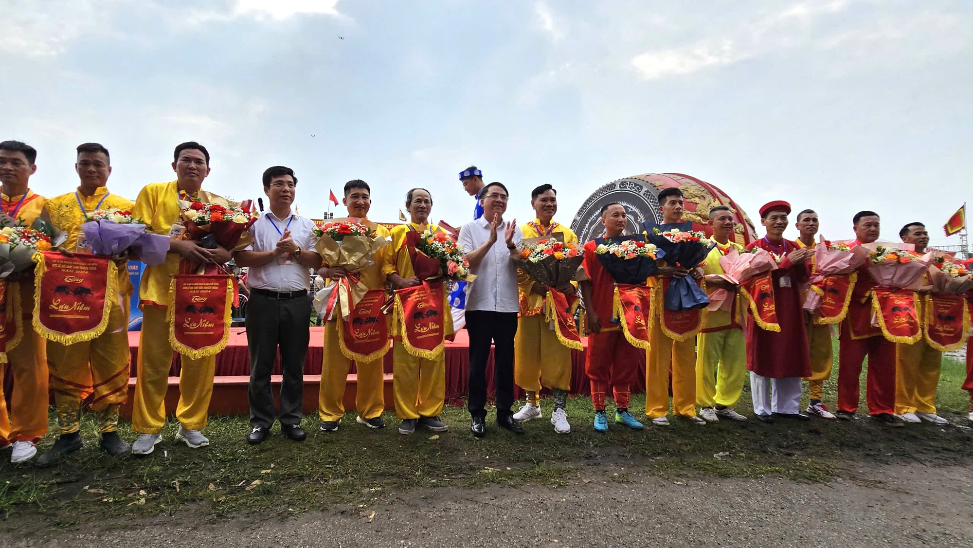 Chọi trâu Đồ Sơn 2024: Cò vé chào mời, bất ngờ ngay từ kháp đấu đầu- Ảnh 5. Chọi trâu Đồ Sơn 2024: Cò vé chào mời, bất ngờ ngay từ kháp đấu đầu- Ảnh 5.