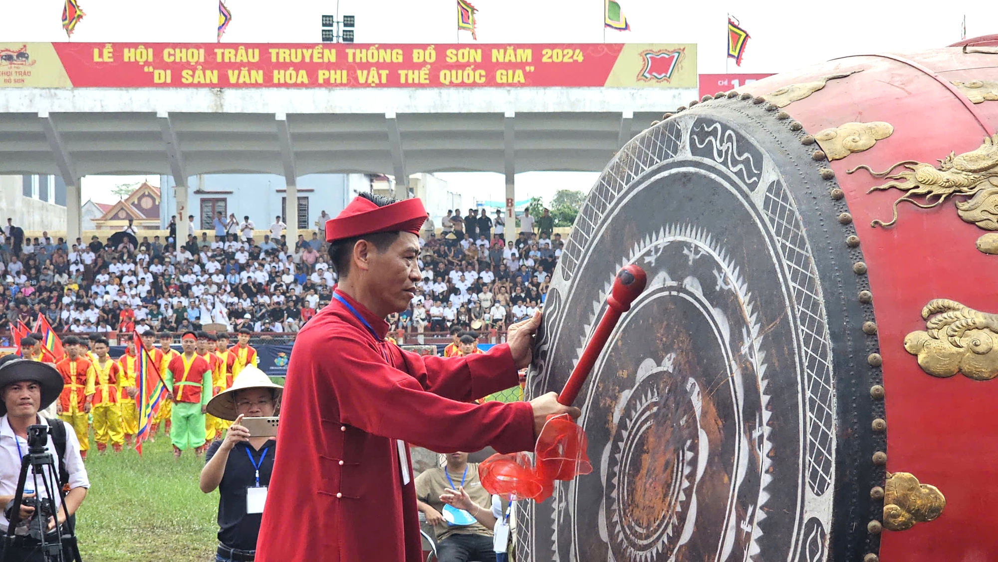 Chọi trâu Đồ Sơn 2024: Cò vé chào mời, bất ngờ ngay từ kháp đấu đầu- Ảnh 1. Chọi trâu Đồ Sơn 2024: Cò vé chào mời, bất ngờ ngay từ kháp đấu đầu- Ảnh 1.