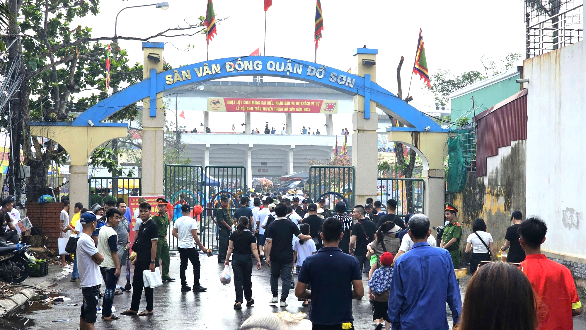 Chọi trâu Đồ Sơn 2024: Cò vé chào mời, bất ngờ ngay từ kháp đấu đầu- Ảnh 7. Chọi trâu Đồ Sơn 2024: Cò vé chào mời, bất ngờ ngay từ kháp đấu đầu- Ảnh 7.