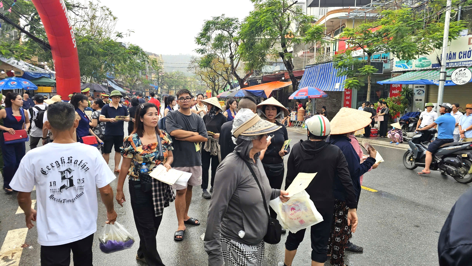 Chọi trâu Đồ Sơn 2024: Cò vé chào mời, bất ngờ ngay từ kháp đấu đầu- Ảnh 11. Chọi trâu Đồ Sơn 2024: Cò vé chào mời, bất ngờ ngay từ kháp đấu đầu- Ảnh 11.