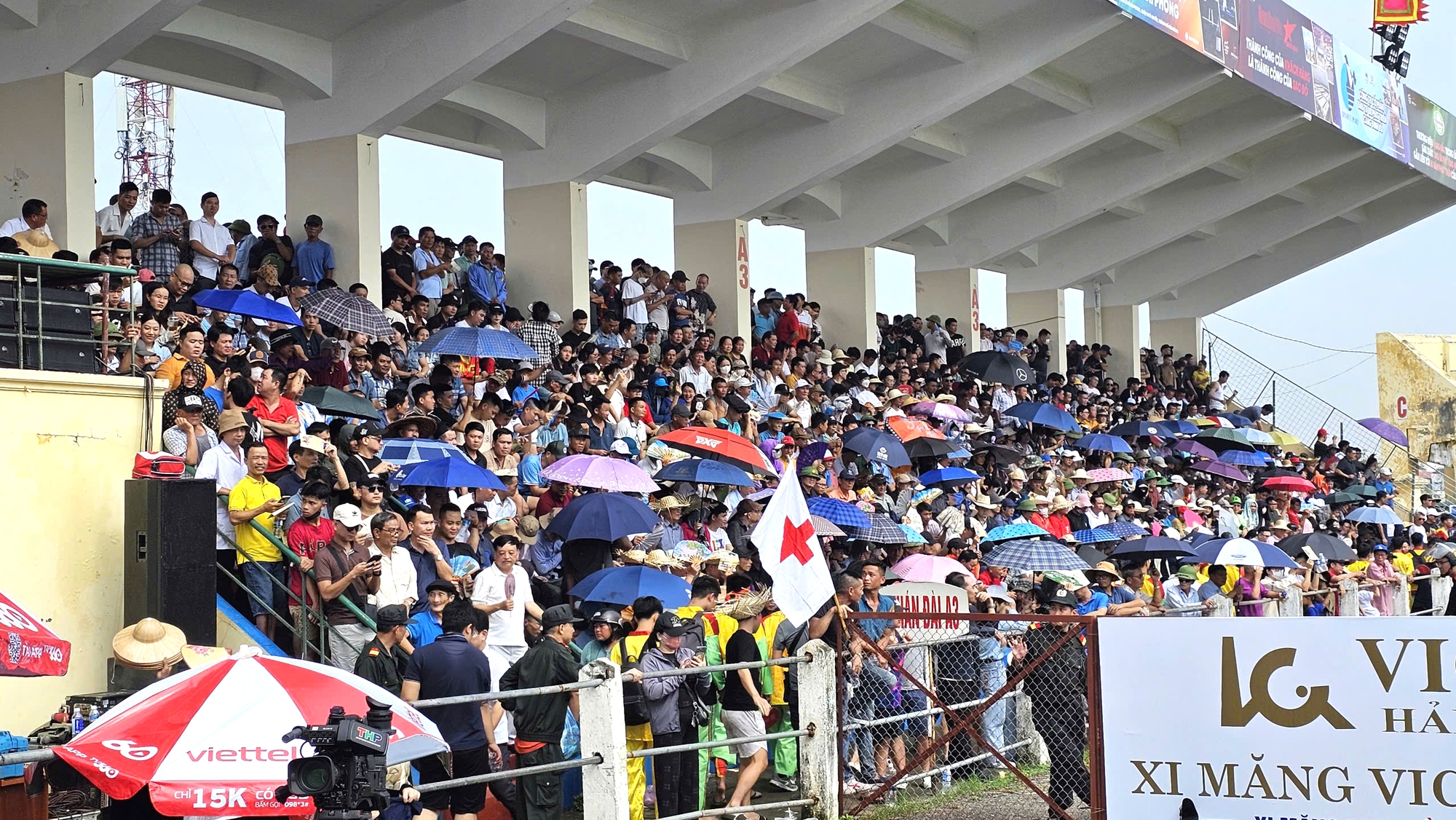 Chọi trâu Đồ Sơn 2024: Cò vé chào mời, bất ngờ ngay từ kháp đấu đầu- Ảnh 8. Chọi trâu Đồ Sơn 2024: Cò vé chào mời, bất ngờ ngay từ kháp đấu đầu- Ảnh 8.