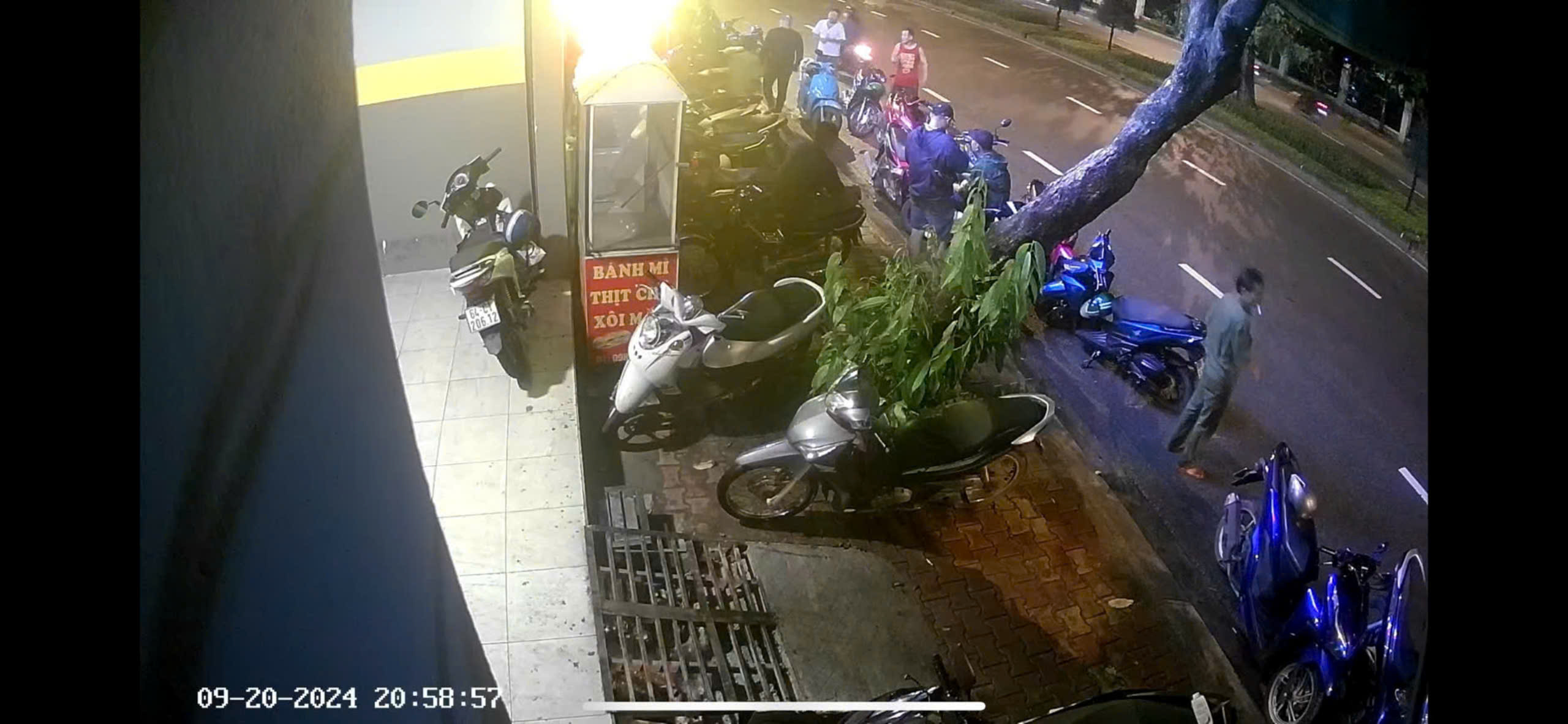 Nghi m&acirc;u thuẫn t&igrave;nh cảm, nam thanh ni&ecirc;n bị đ&acirc;m tử vong- Ảnh 1.