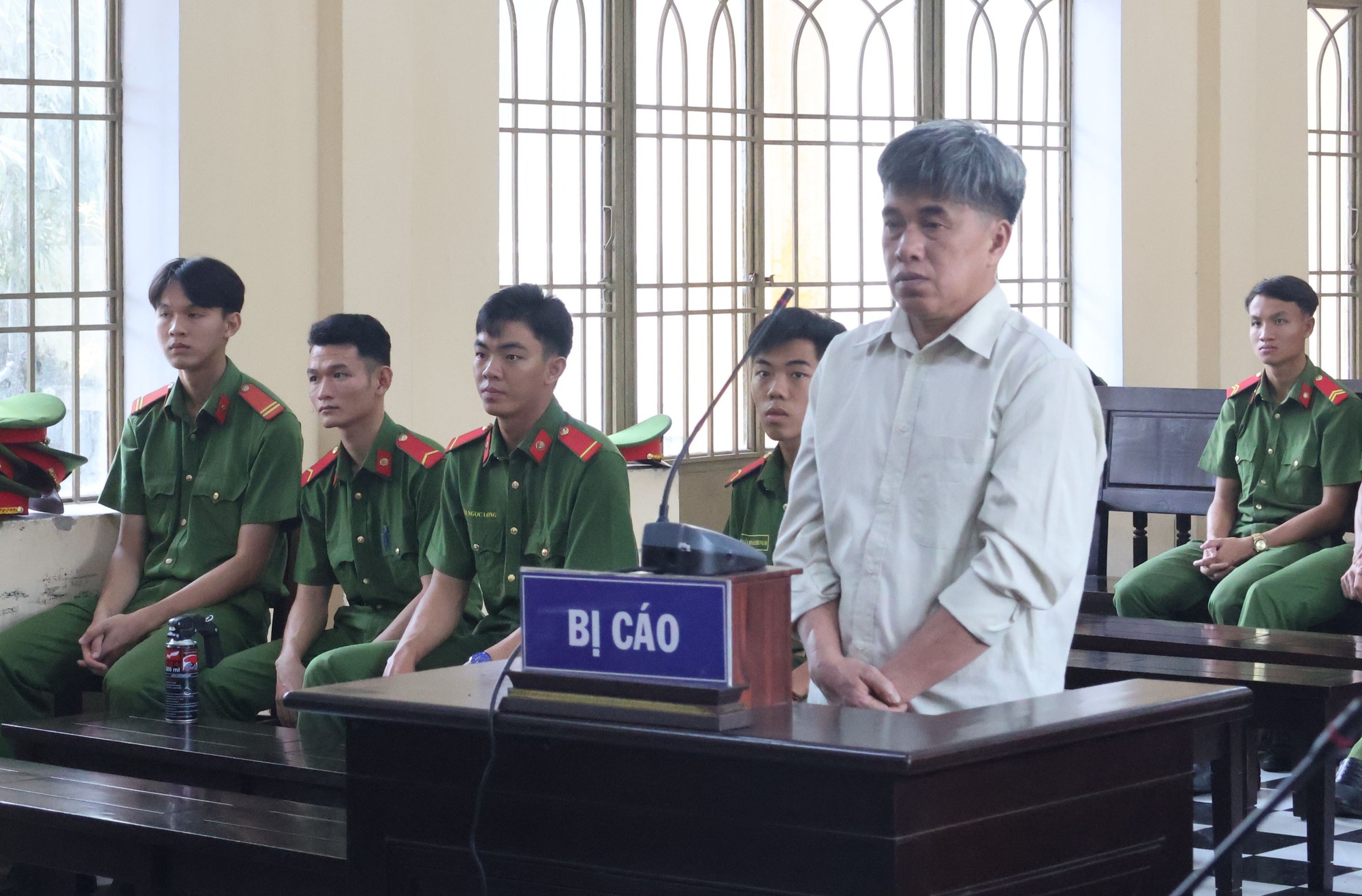 Thuyền trưởng vụ lật cano du lịch l&agrave;m 17 người tử vong ở biển Cửa Đại lĩnh &aacute;n t&ugrave;- Ảnh 1.