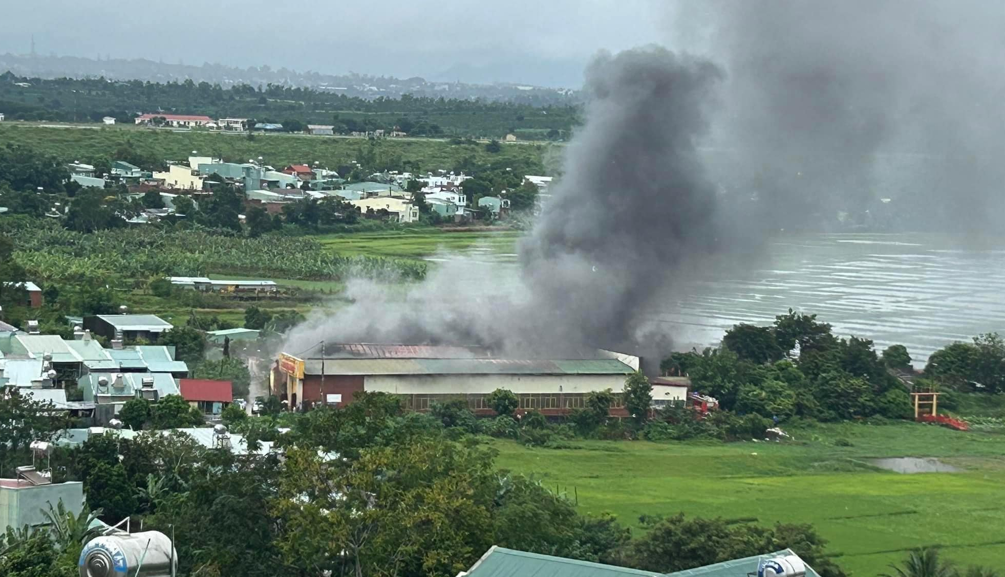 100 cảnh sát dập tắt đám chạy tại chùa Vạn Phật ở Gia Lai- Ảnh 1. 100 cảnh sát dập tắt đám chạy tại chùa Vạn Phật ở Gia Lai- Ảnh 1.