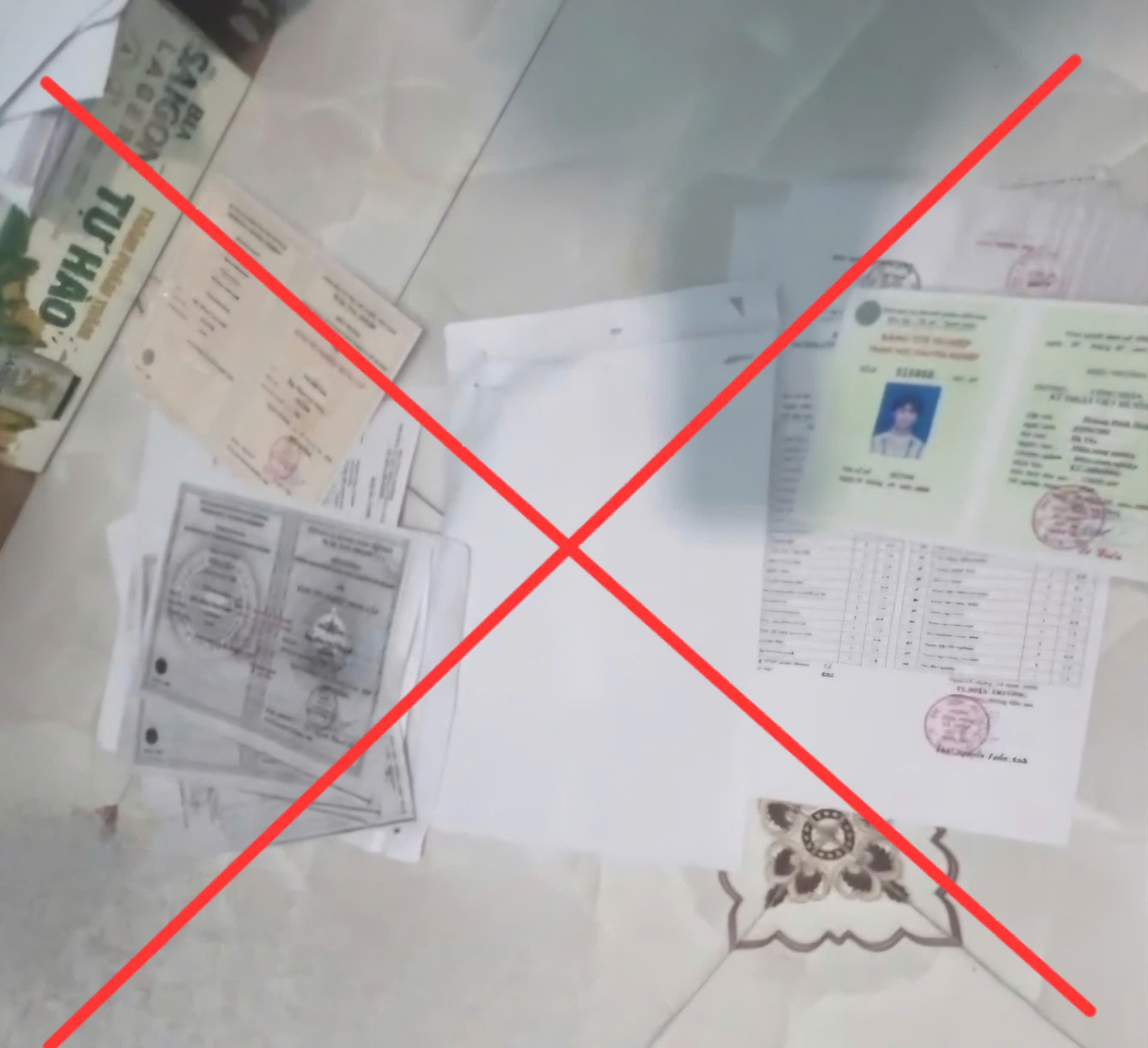 Triệt ph&aacute; đường d&acirc;y l&agrave;m giấy tờ giả từ Campuchia về TP.HCM- Ảnh 3.