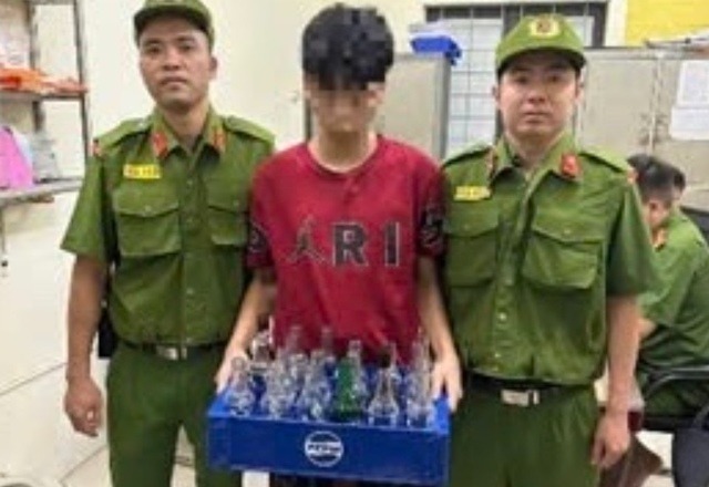 H&agrave; Nội: Bắt đối tượng mang vỏ chai thủy tinh n&eacute;m v&agrave;o người đi đường- Ảnh 1.