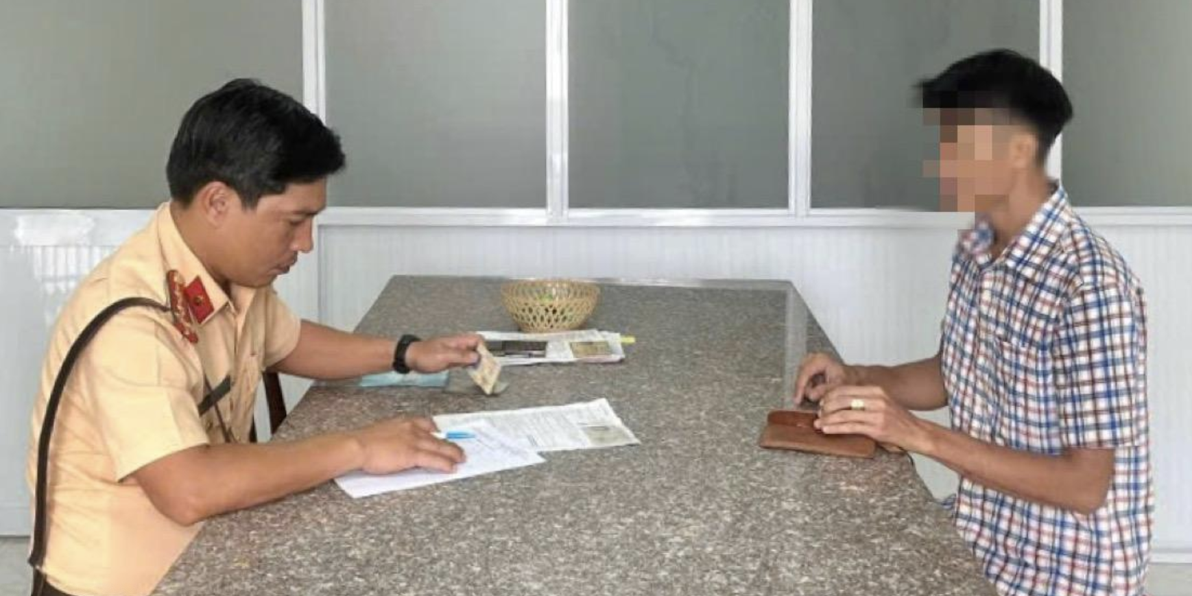 Xử phạt tài xế xe tải vượt ẩu bị người dân phản ánh lên công an- Ảnh 1. Xử phạt tài xế xe tải vượt ẩu bị người dân phản ánh lên công an- Ảnh 1.